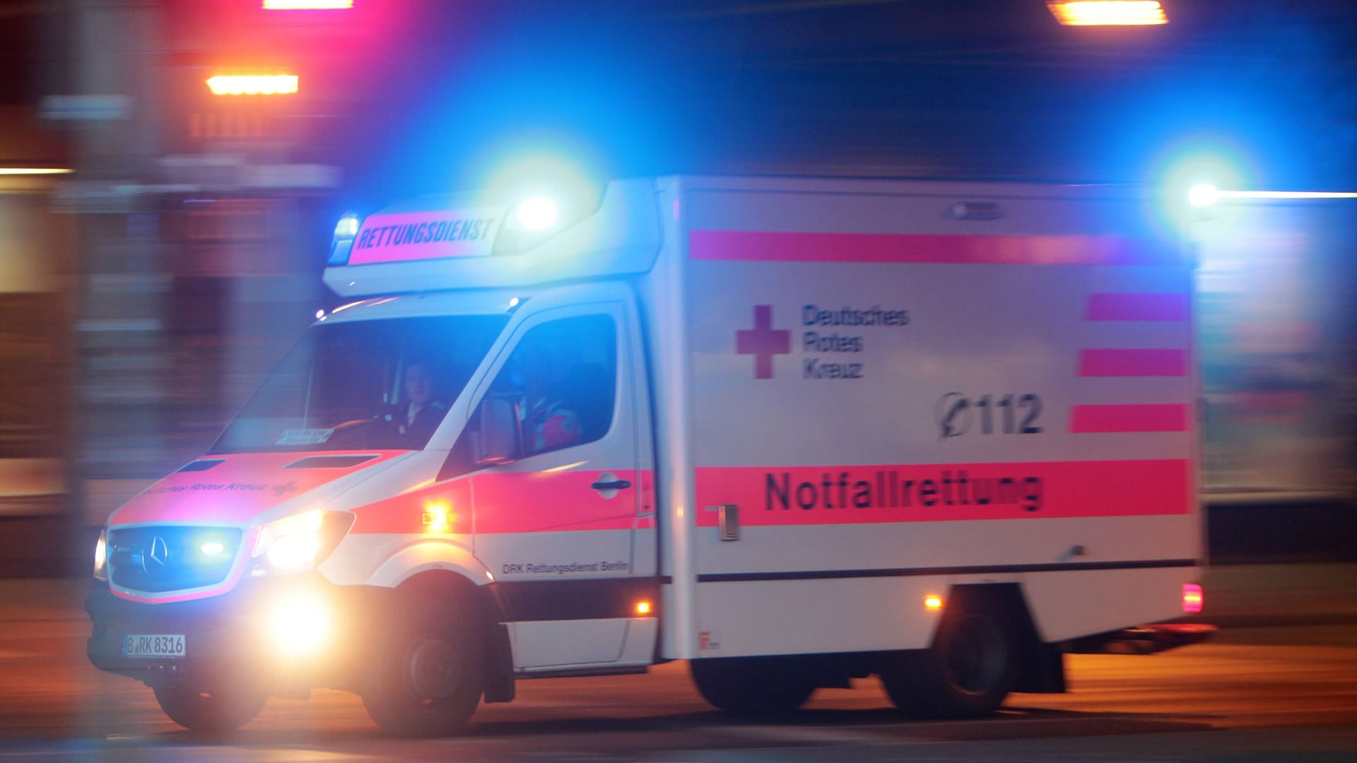 Rettungswagen in Berlin-Spandau im Einsatz (Symbolfoto): Ein Teenager musste nach einem Messerangriff in eine Klinik gebracht werden. Rettungswagen in Berlin-Spandau im Einsatz (Symbolfoto): Ein Teenager musste nach einem Messerangriff in eine Klinik gebracht werden.