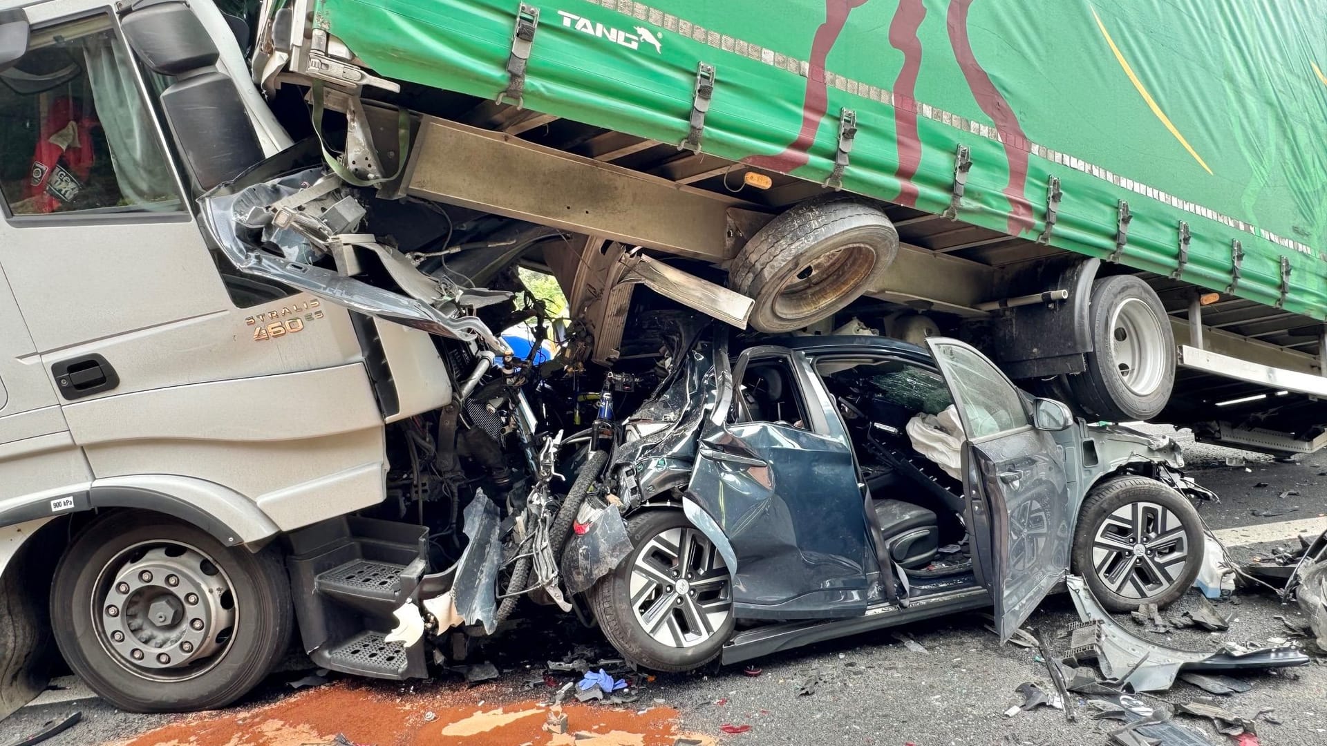 Schwerer Unfall auf der A6: Der Kleinwagen wurde unter dem Lastwagen zerquetscht.