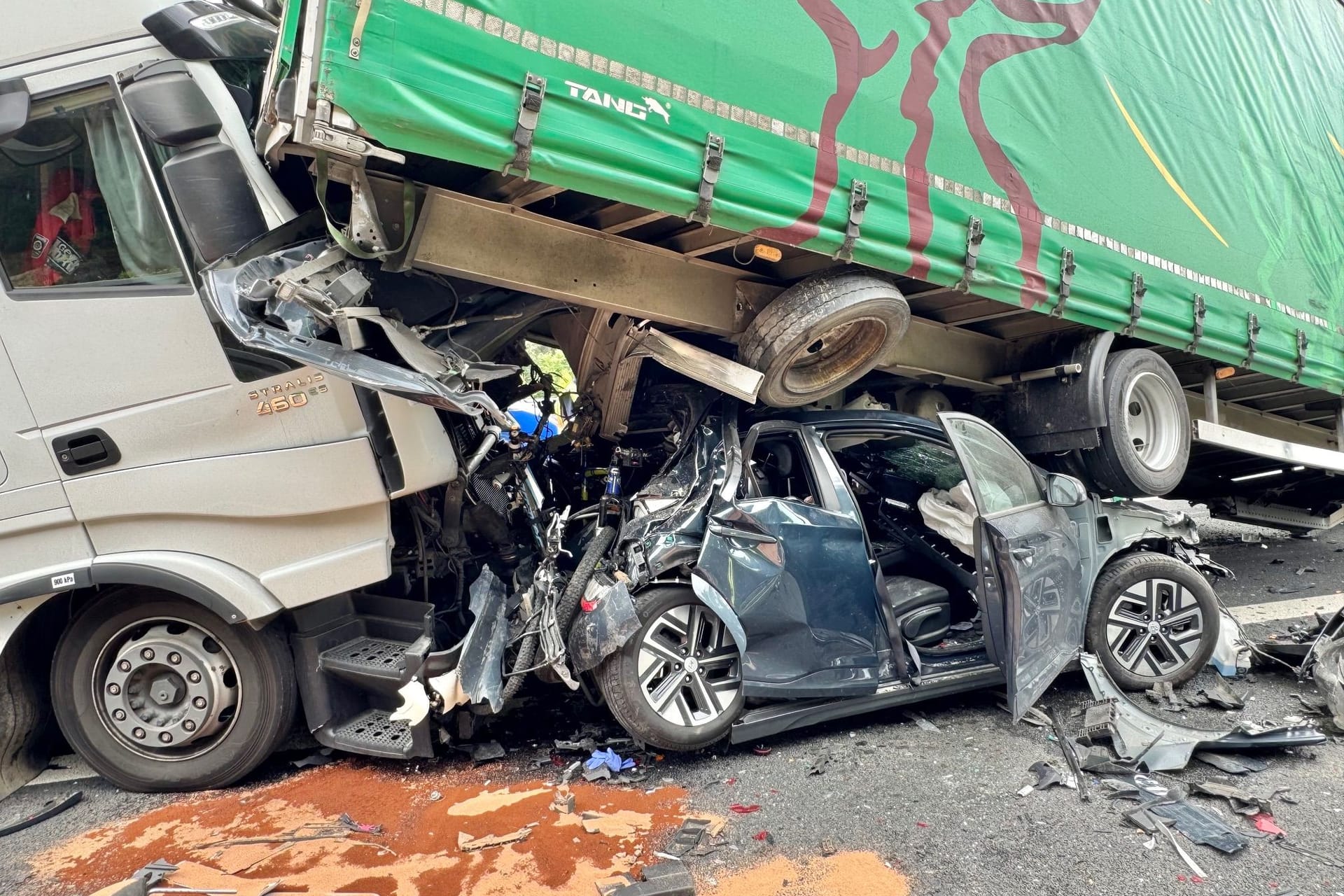 Schwerer Unfall auf der A6: Der Kleinwagen wurde unter dem Lastwagen zerquetscht.