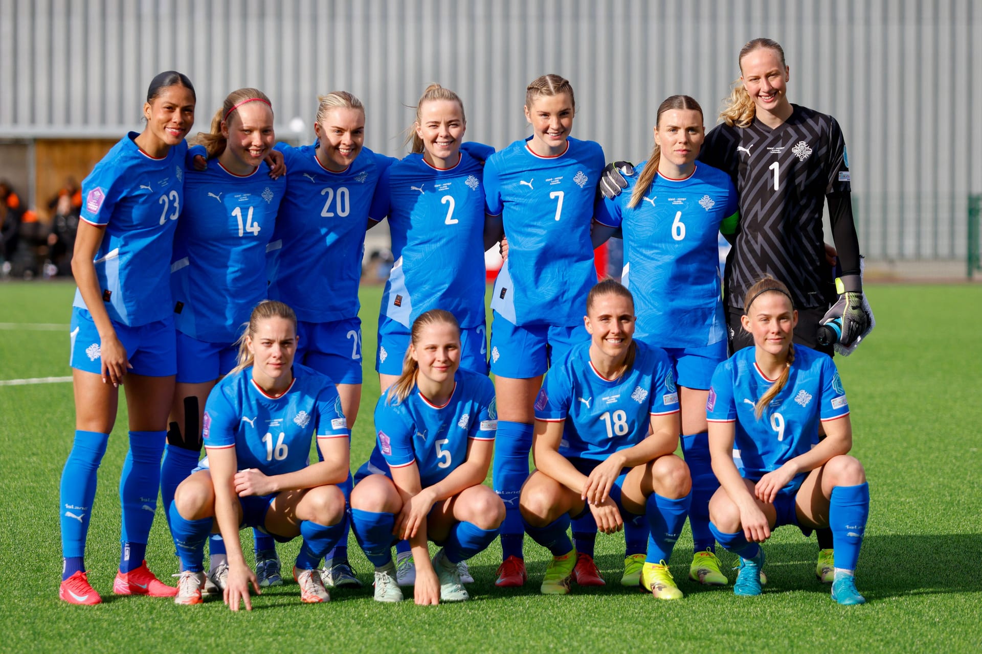 Teamfoto der isländischen Frauen-Nationalmannschaft vor dem Spiel gegen Norwegen am 04.04.2025. Teamfoto der isländischen Frauen-Nationalmannschaft vor dem Spiel gegen Norwegen am 04.04.2025.