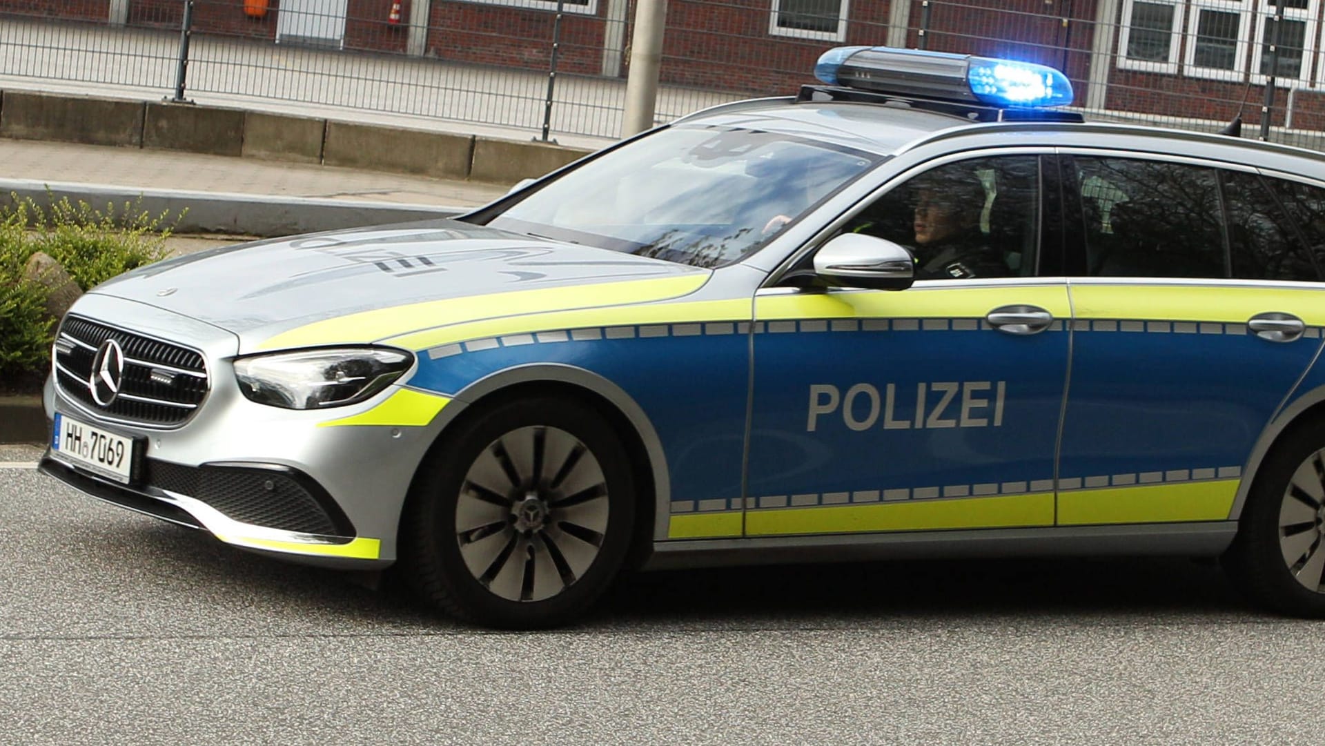 Ein Streifenwagen im Einsatz (Symbolbild): Die Hamburger Polizei hat in einer Wohnung in Eidelstedt Kokain, eine Waffe und Munition gefunden. Ein Streifenwagen im Einsatz (Symbolbild): Die Hamburger Polizei hat in einer Wohnung in Eidelstedt Kokain, eine Waffe und Munition gefunden.