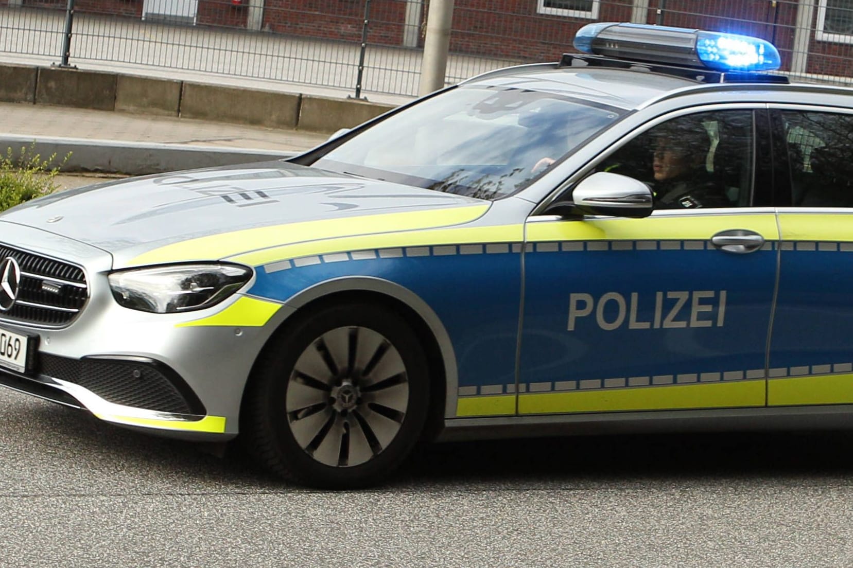 Ein Streifenwagen im Einsatz (Symbolbild): Die Hamburger Polizei hat in einer Wohnung in Eidelstedt Kokain, eine Waffe und Munition gefunden.