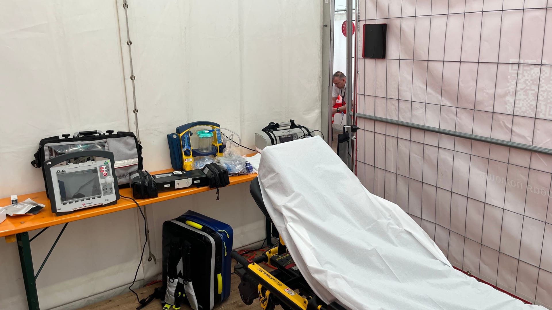 Der Schockraum des Sanitätsdienstes auf dem Festivalgelände: Hier steht den Einsatzkräften etwa ein EKG und ein Beatmungsgerät zur Verfügung.