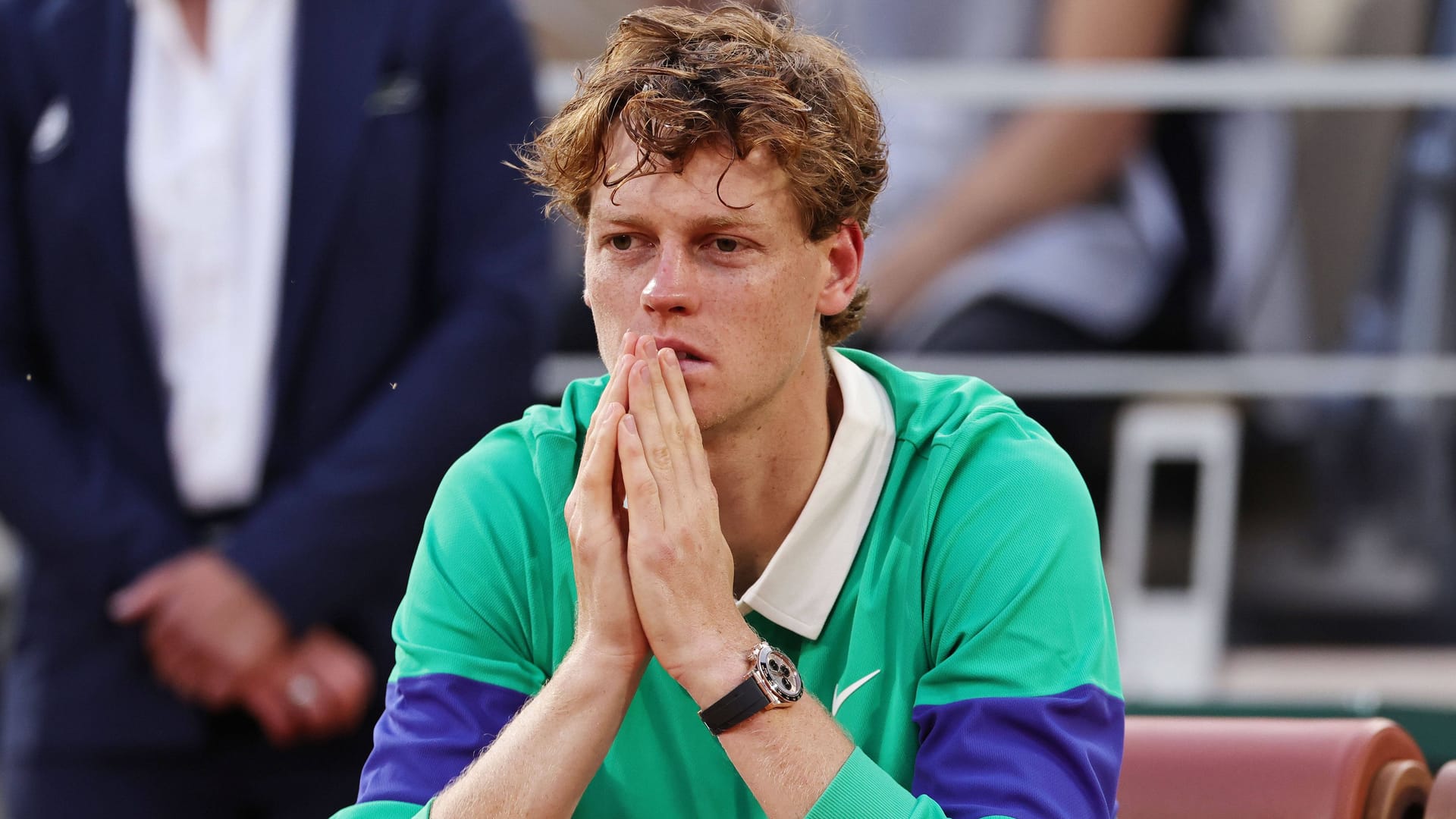 Jannik Sinner erschöpft nach dem Finale der French Open: Der Italiener verpasste seinen vierten Grand-Slam-Titel nur knapp.