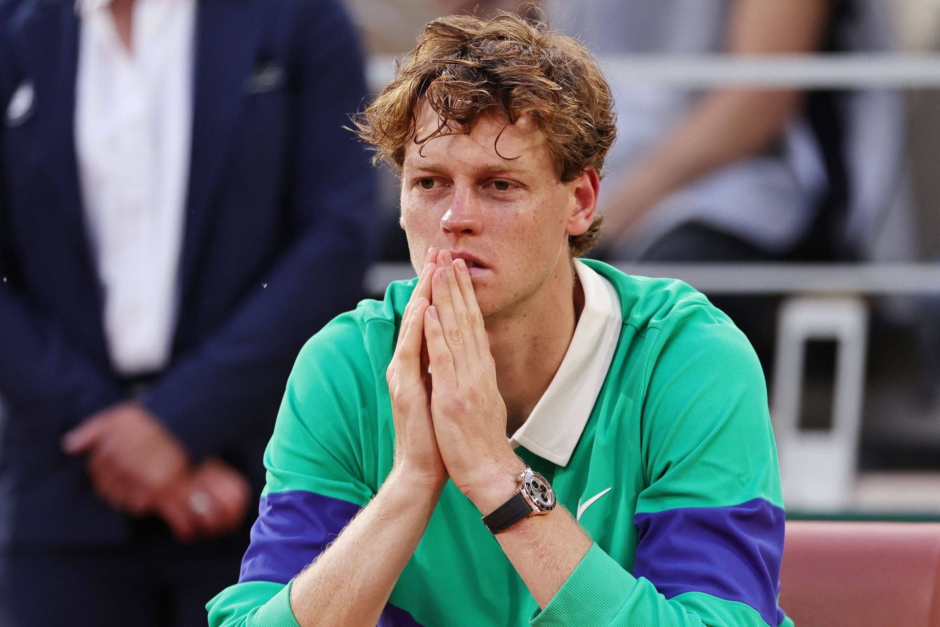 Jannik Sinner erschöpft nach dem Finale der French Open: Der Italiener verpasste seinen vierten Grand-Slam-Titel nur knapp.