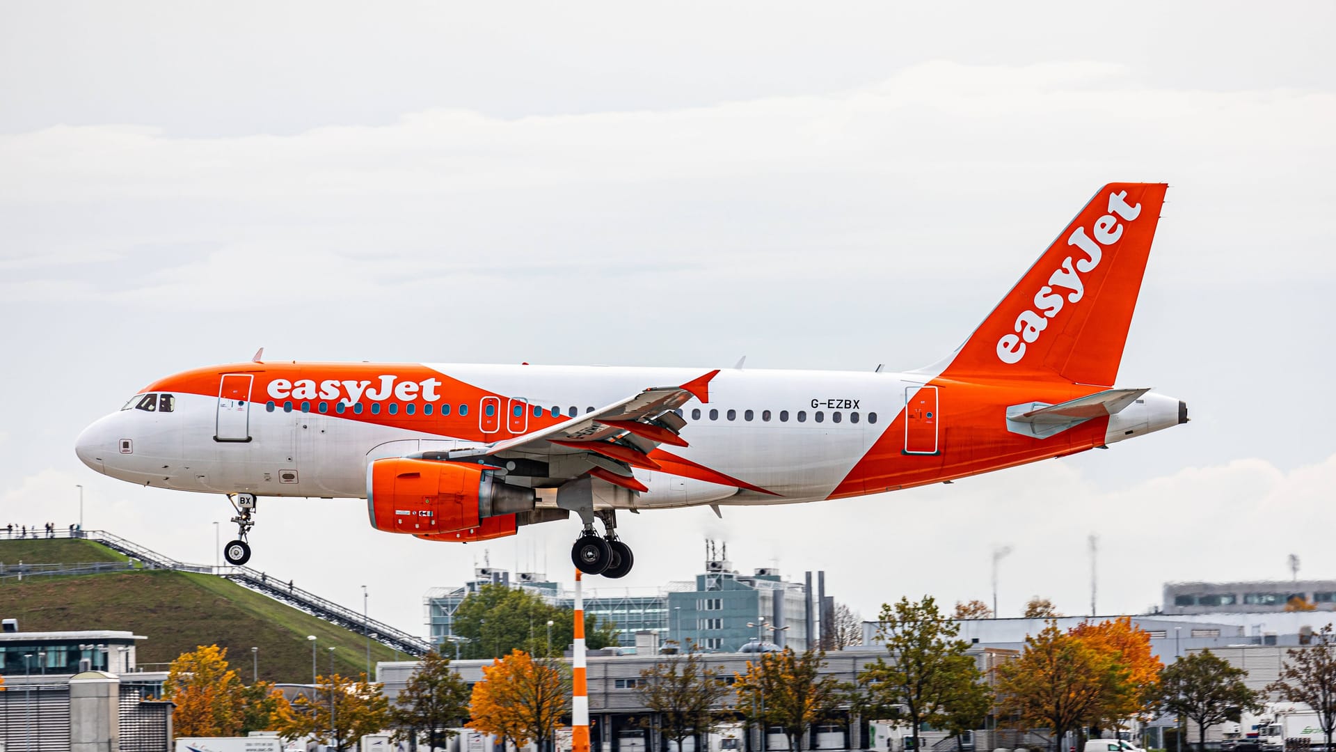 Eine Maschine von easyJet am Münchner Flughafen (Archivbild): Insgesamt bietet die Airline nun sieben Direktverbindungen ab der bayerischen Landeshauptstadt an. Eine Maschine von easyJet am Münchner Flughafen (Archivbild): Insgesamt bietet die Airline nun sieben Direktverbindungen ab der bayerischen Landeshauptstadt an.