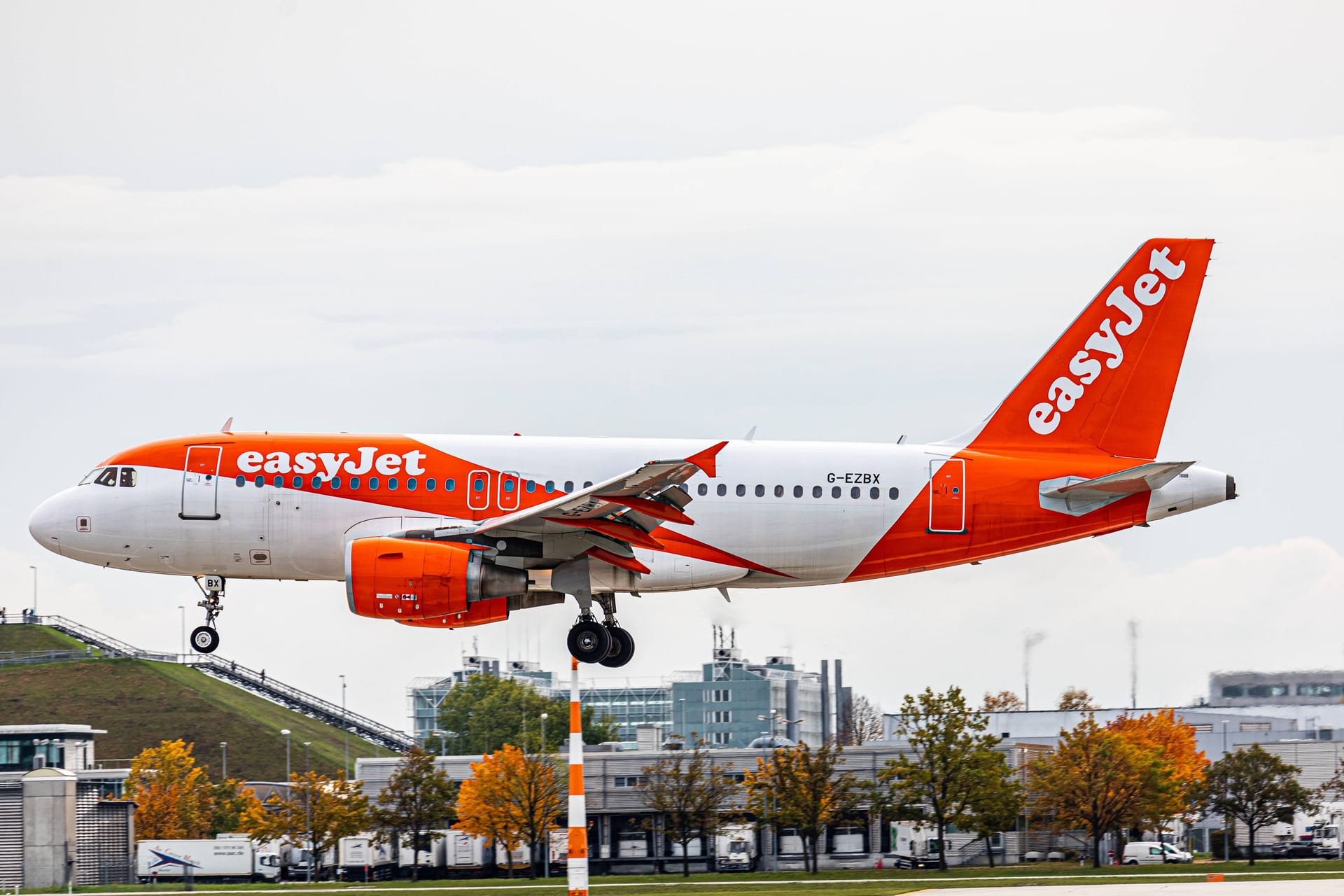 Eine Maschine von easyJet am Münchner Flughafen (Archivbild): Insgesamt bietet die Airline nun sieben Direktverbindungen ab der bayerischen Landeshauptstadt an.