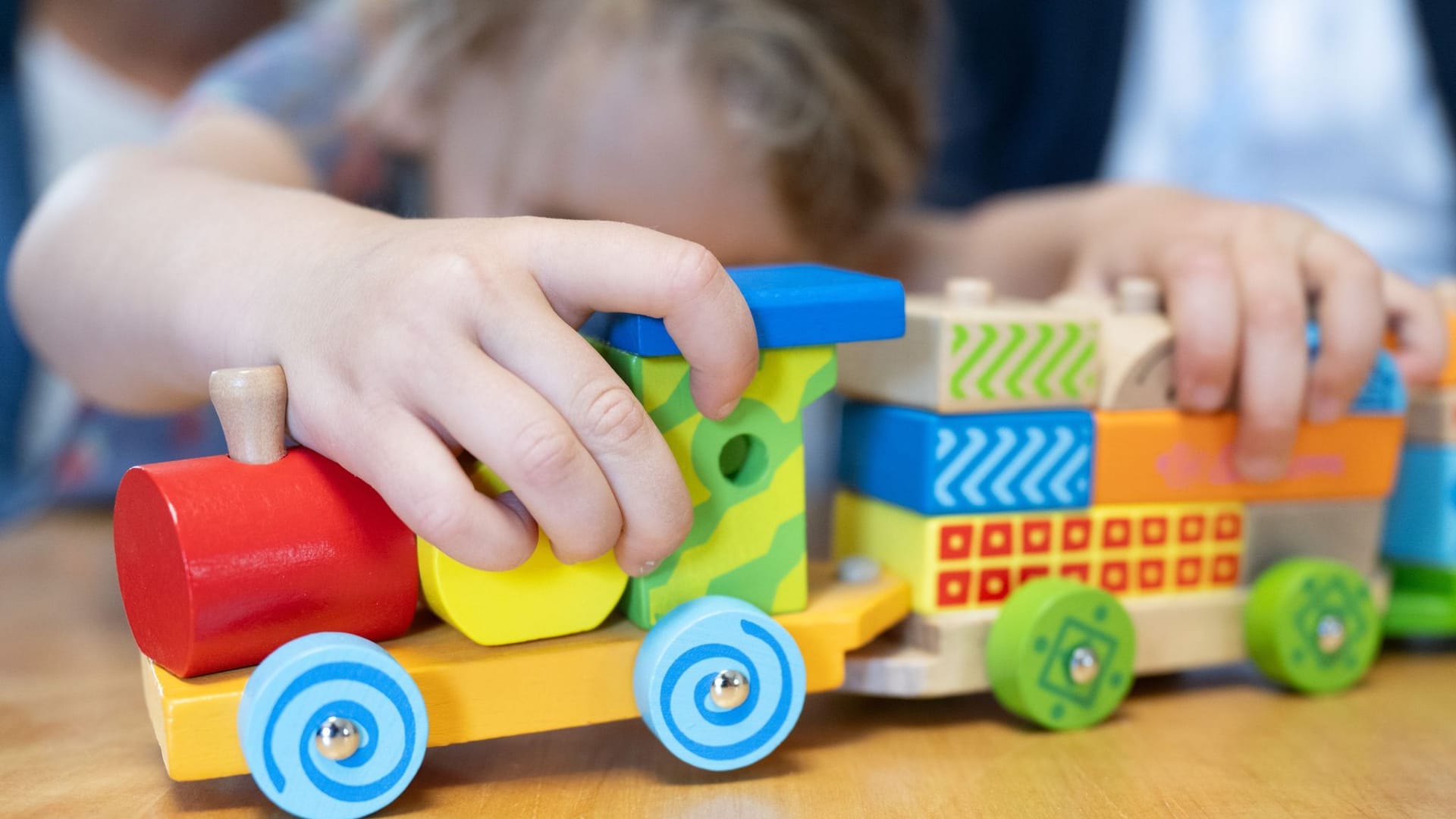 Kind spielt mit Spielzeug