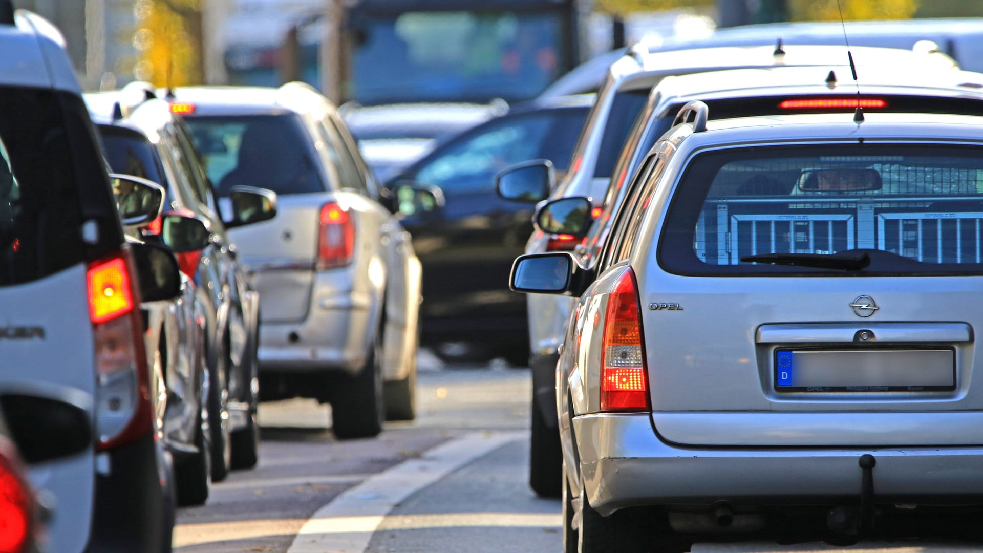 Vorausschauend fahren spart Sprit: Wer früh vom Gas geht und spät auskuppelt, nutzt die Schubabschaltung – und senkt den Verbrauch ohne Aufwand.