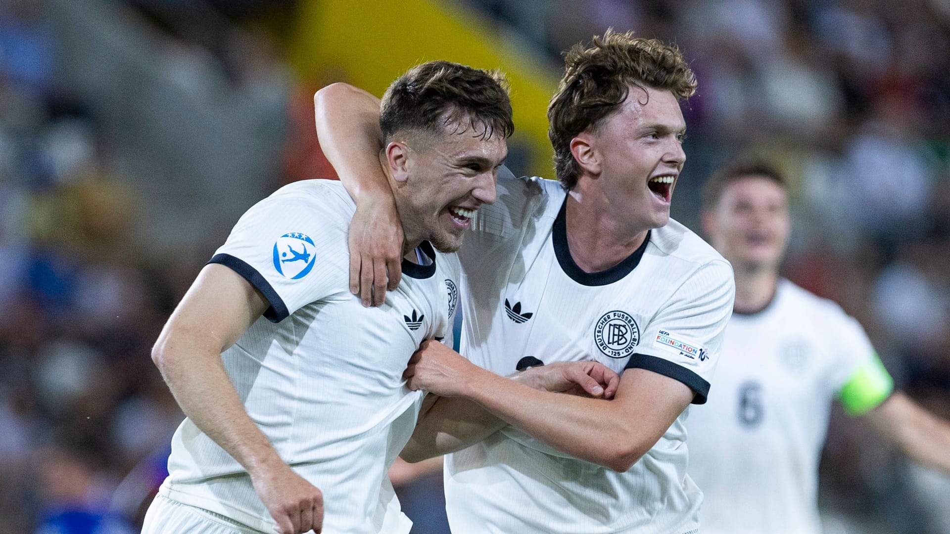 Brajan Gruda und Paul Wanner (r.) jubeln: Die deutsche U21 hat in der K.o.-Phase Italien und Frankreich, geschlagen.