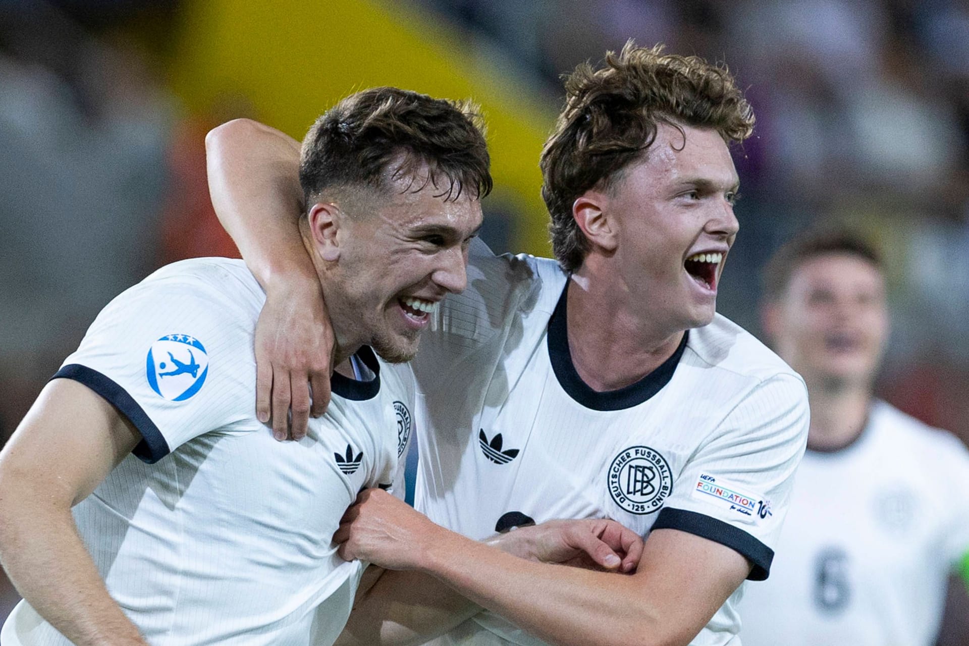 Brajan Gruda und Paul Wanner (r.) jubeln: Die deutsche U21 hat in der K.o.-Phase Italien und Frankreich, geschlagen.
