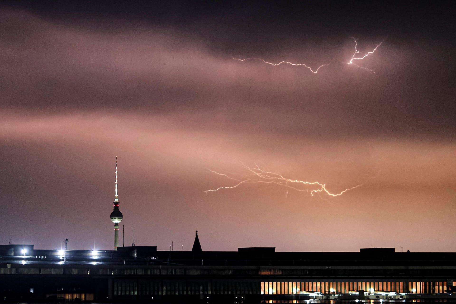 RECORD DATE NOT STATED Gewitterfront zieht über Berlin hinweg, Zahlreiche Blitze erhellten den Himmel über Berlin, während Starkregen für Überschwemmungen sorgten. Besonders betroffen war der Tempelhofer Damm. Berlin Berlin Deutschland *
