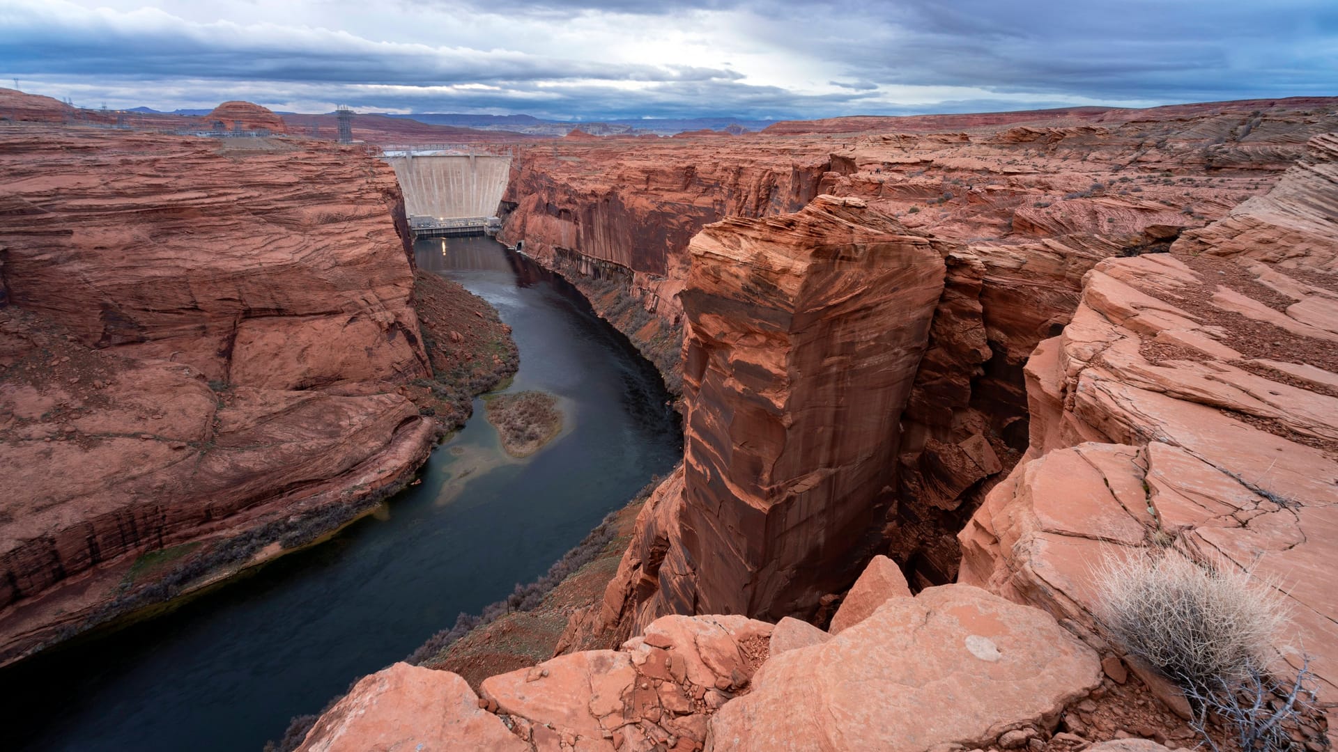 Grand Canyon: Ein Blick auf den Colorado-River, der sich tief ins Gestein geschnitten hat.