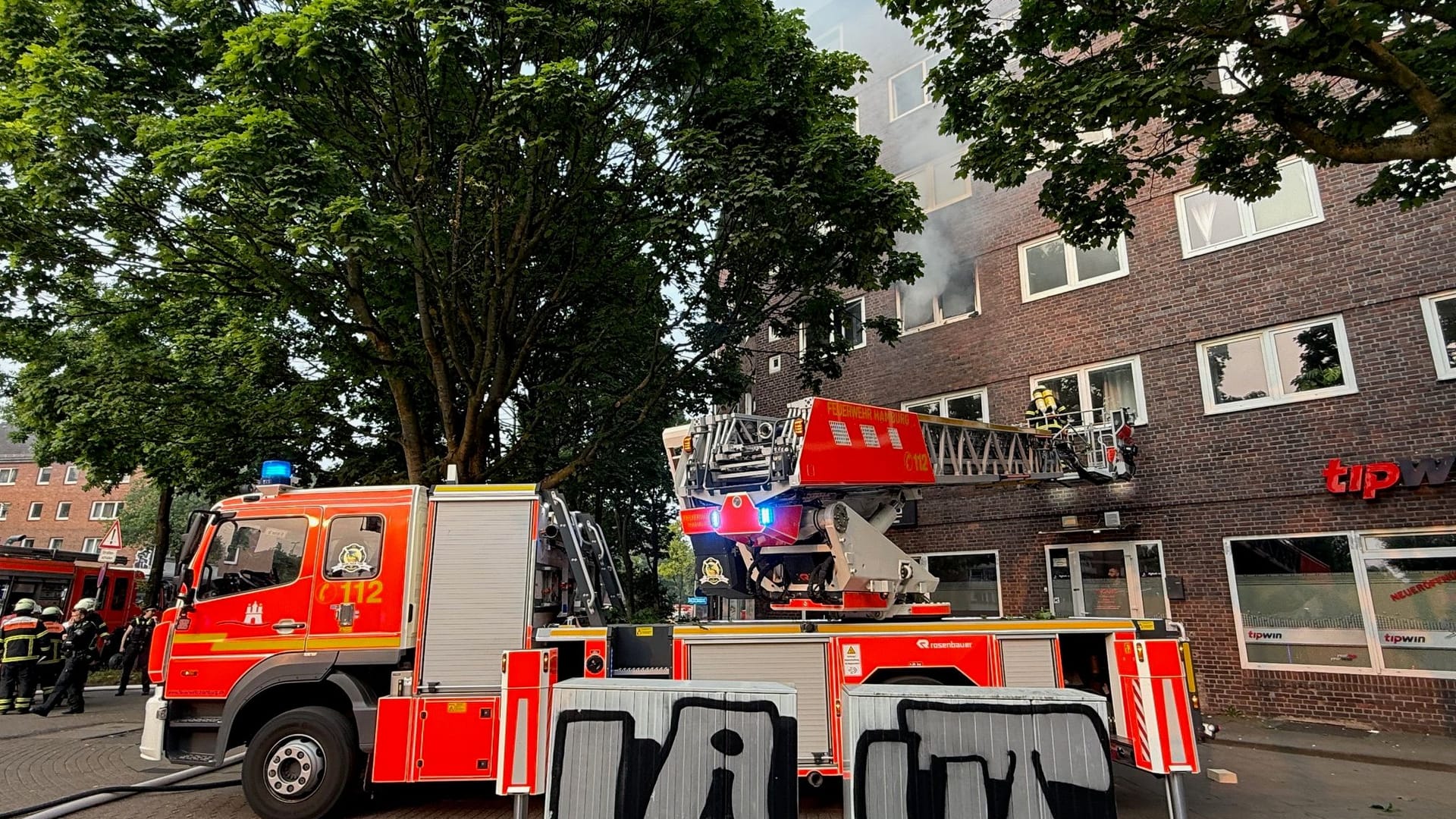 Einsatzort an der Eifestraße am Abend in Hamburg-Hamm: Die Feuerwehr ist dort im Einsatz. Einsatzort an der Eifestraße am Abend in Hamburg-Hamm: Die Feuerwehr ist dort im Einsatz.