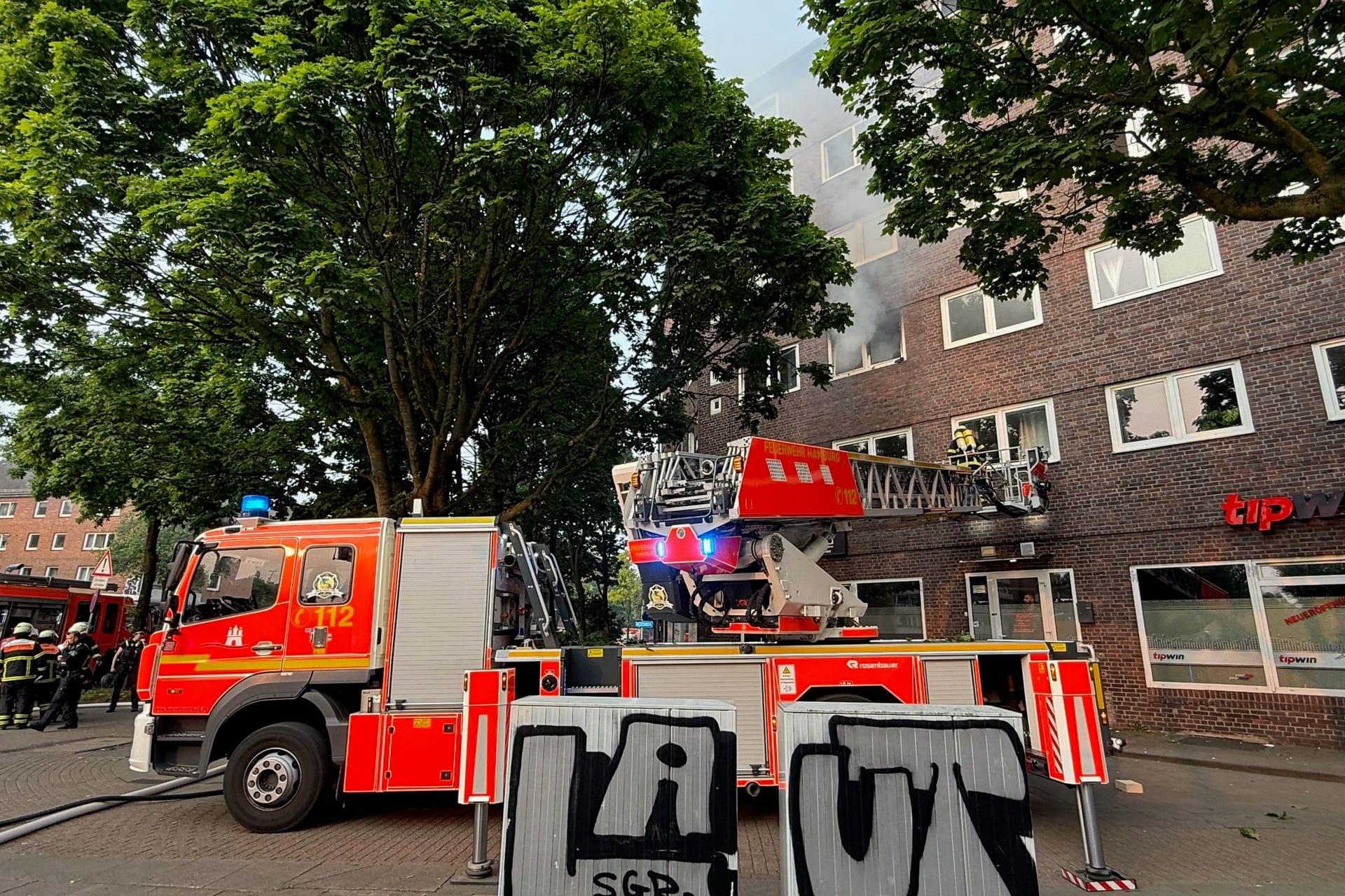 Einsatzort an der Eifestraße am Abend in Hamburg-Hamm: Die Feuerwehr ist dort im Einsatz.