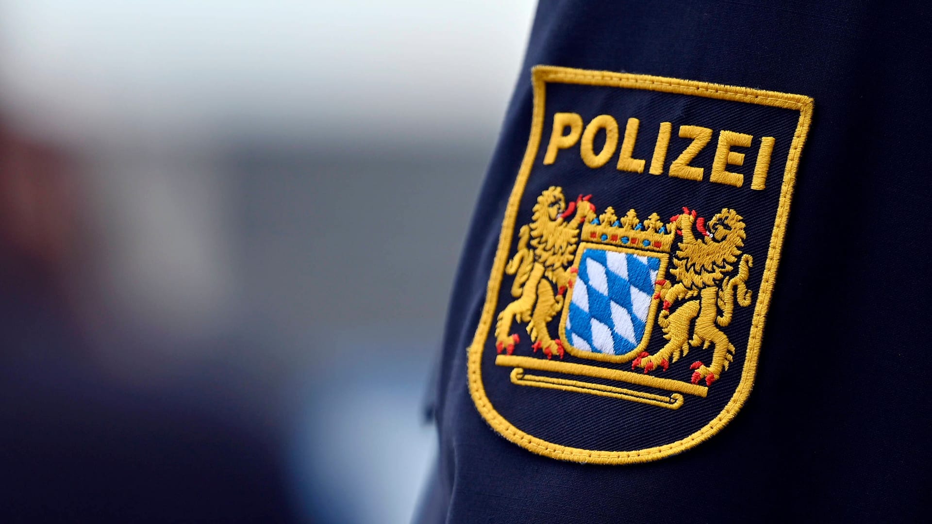 Genau hinschauen: Falsche Polizisten treten sogar in Uniform auf. Prüfen Sie gründlich den Dienstausweis. Genau hinschauen: Falsche Polizisten treten sogar in Uniform auf. Prüfen Sie gründlich den Dienstausweis.