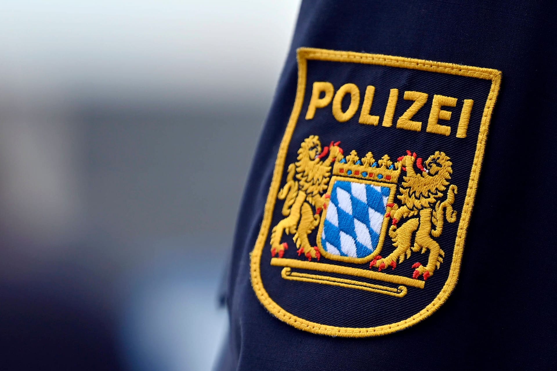 Genau hinschauen: Falsche Polizisten treten sogar in Uniform auf. Prüfen Sie gründlich den Dienstausweis.