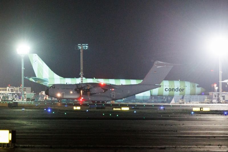 Ein Airbus A400M der Bundeswehr mit Israel-Rückkehrern an Bord rollt auf dem Flughafen Frankfurt zu seiner Parkposition: 179 Menschen wurden in der Nacht zu Dienstag nach Deutschland gebracht.
