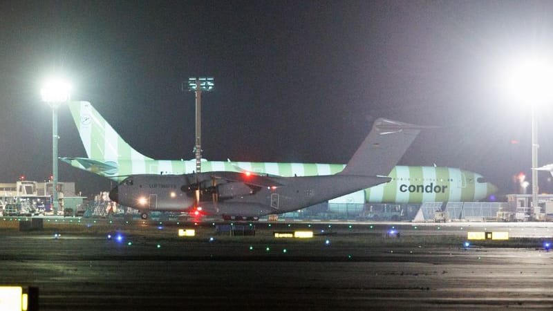 Ein Airbus A400M der Bundeswehr mit Israel-Rückkehrern an Bord rollt auf dem Flughafen Frankfurt zu seiner Parkposition: 179 Menschen wurden in der Nacht zu Dienstag nach Deutschland gebracht.