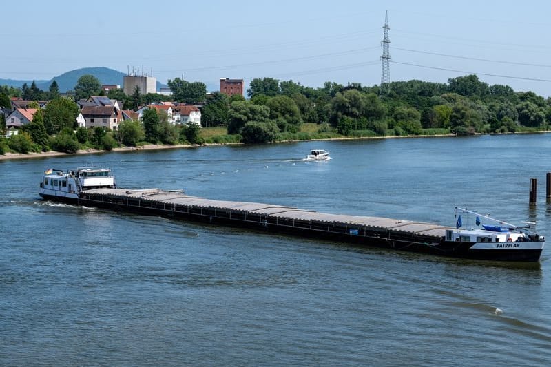 Das mit Eisenerz beladenes Frachtschiff "Fairplay" hat sich auf der Donau festgefahren.