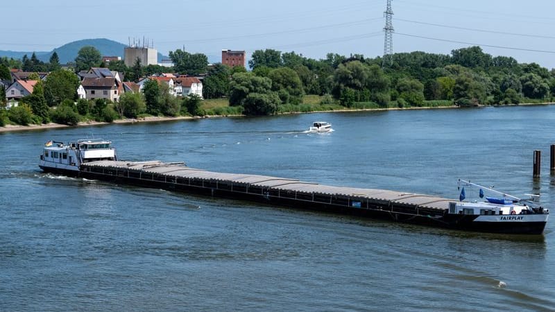 Das mit Eisenerz beladenes Frachtschiff "Fairplay" hat sich auf der Donau festgefahren.