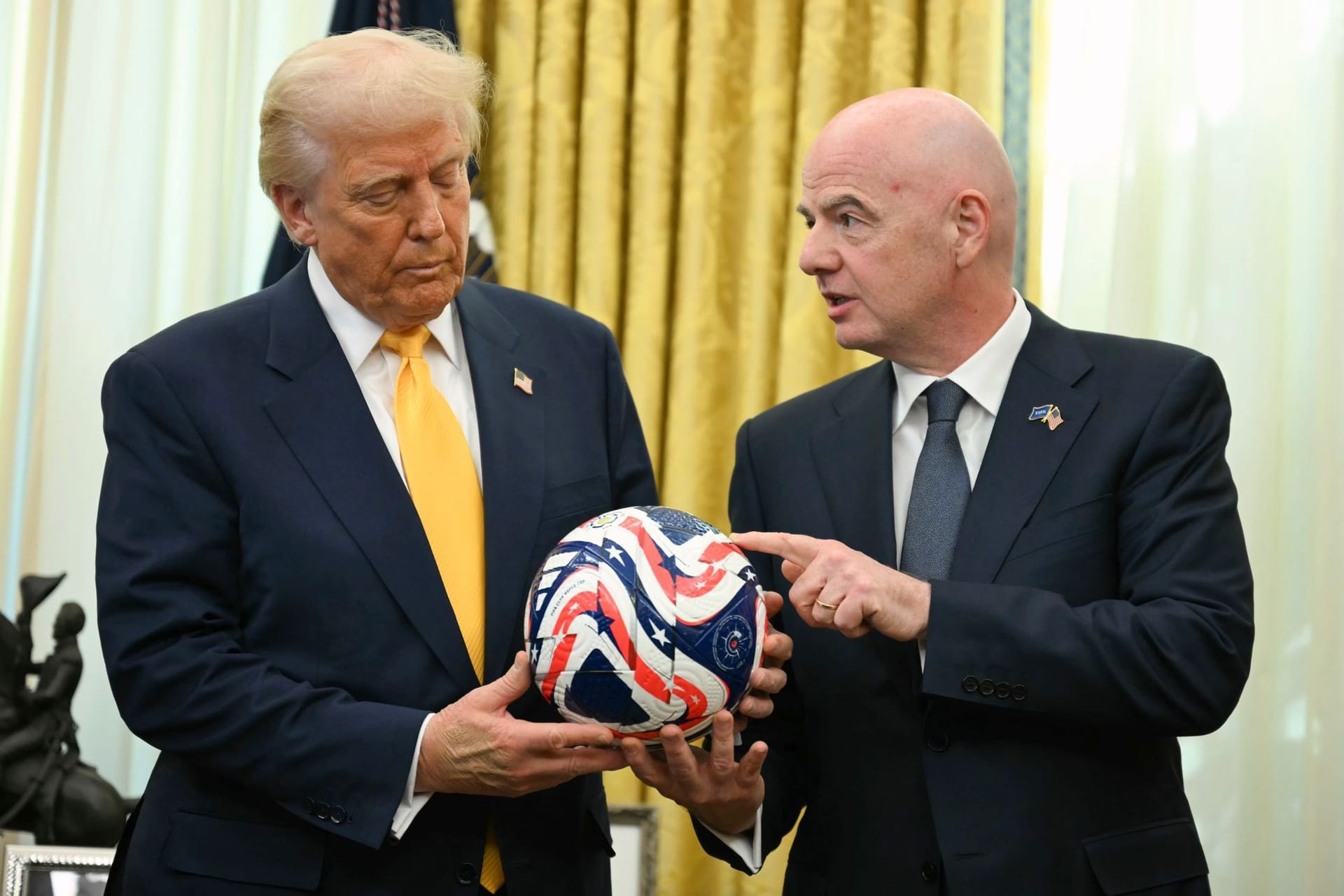 Fifa-Präsident Gianni Infantino (r.) überreicht US-Präsident Donald Trump den offiziellen Ball Klub-WM: Das Turnier startet in der kommenden Woche, Euphorie im Gastgeberland lässt noch auf sich warten.