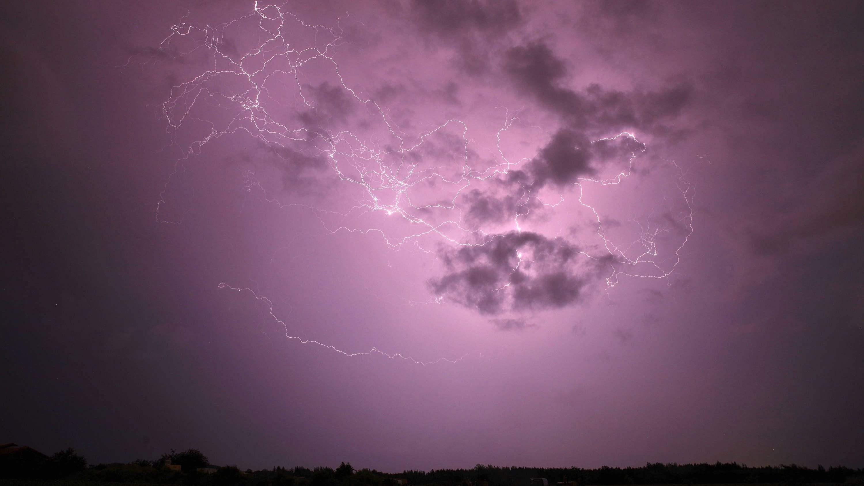 Gewitter über München (Symbolbild): Ein Meteorologe warnt davor, dass Tief "Tim" lebensgefährlich sein kann.