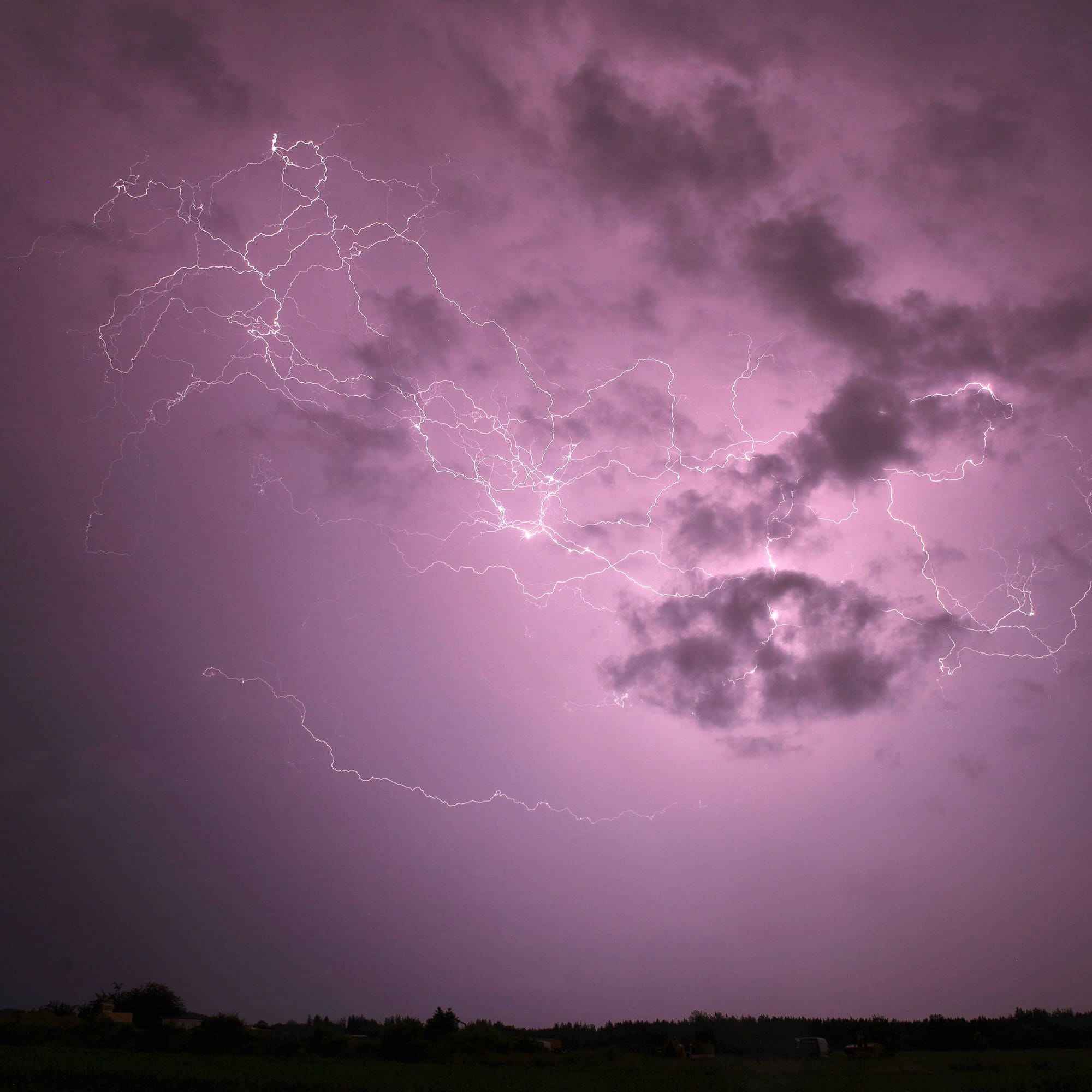 Gewitter über München (Symbolbild): Ein Meteorologe warnt davor, dass Tief "Tim" lebensgefährlich sein kann.