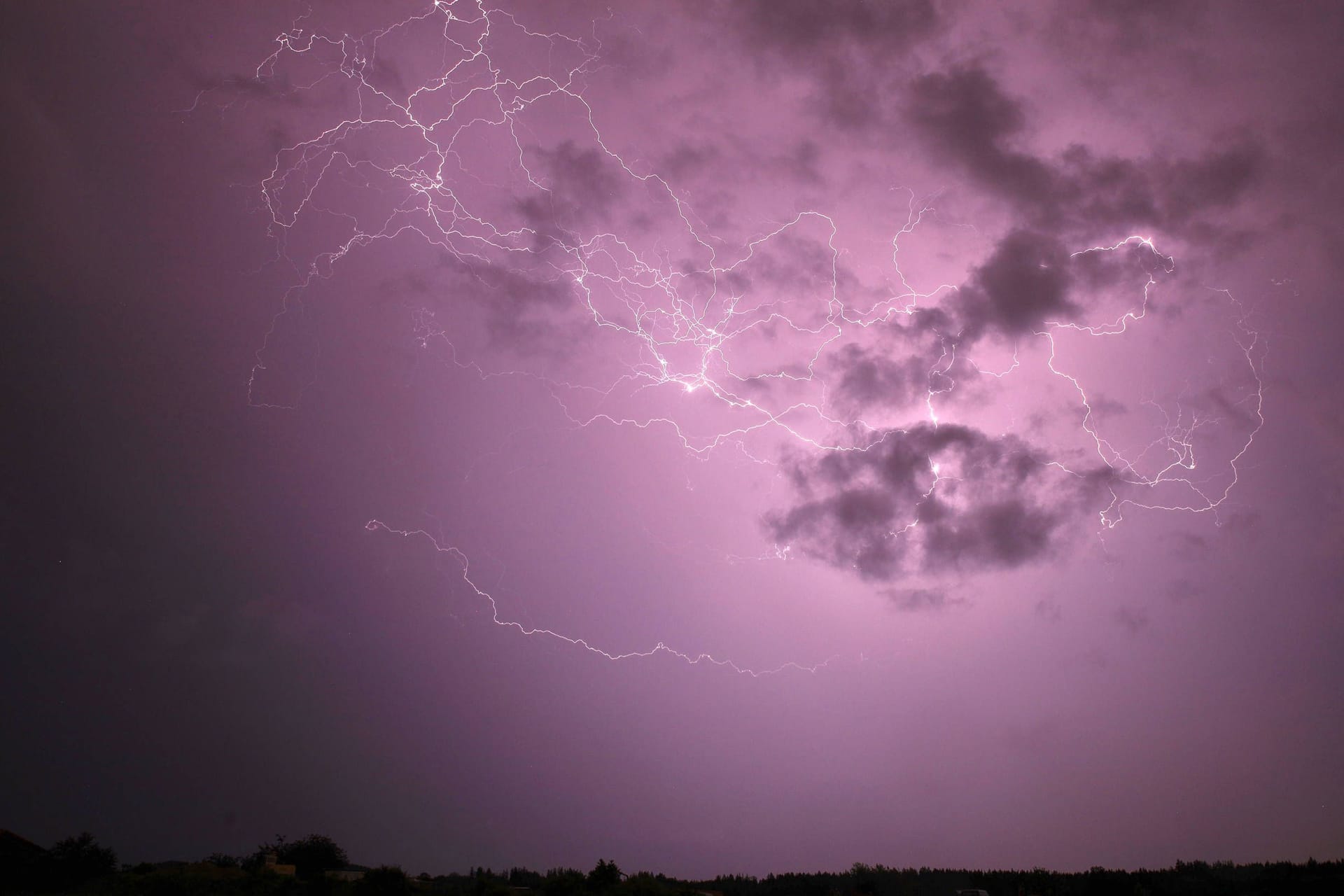 Gewitter über München (Symbolbild): Ein Meteorologe warnt davor, dass Tief "Tim" lebensgefährlich sein kann.