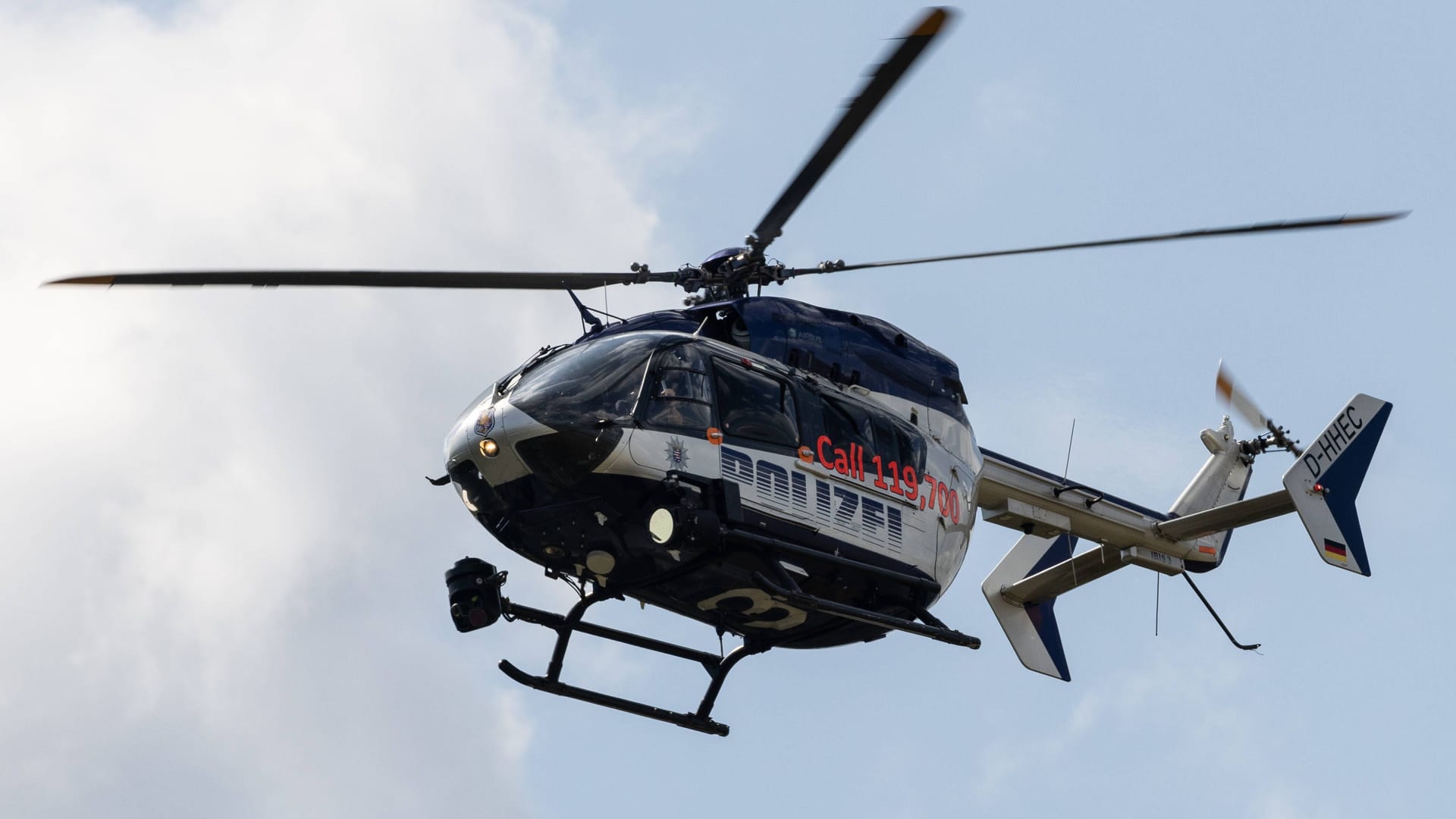 Ein Hubschrauber der hessischen Polizei (Archivbild): Eine großangelegte Suche nach der Frau war zunächst erfolglos verlaufen.