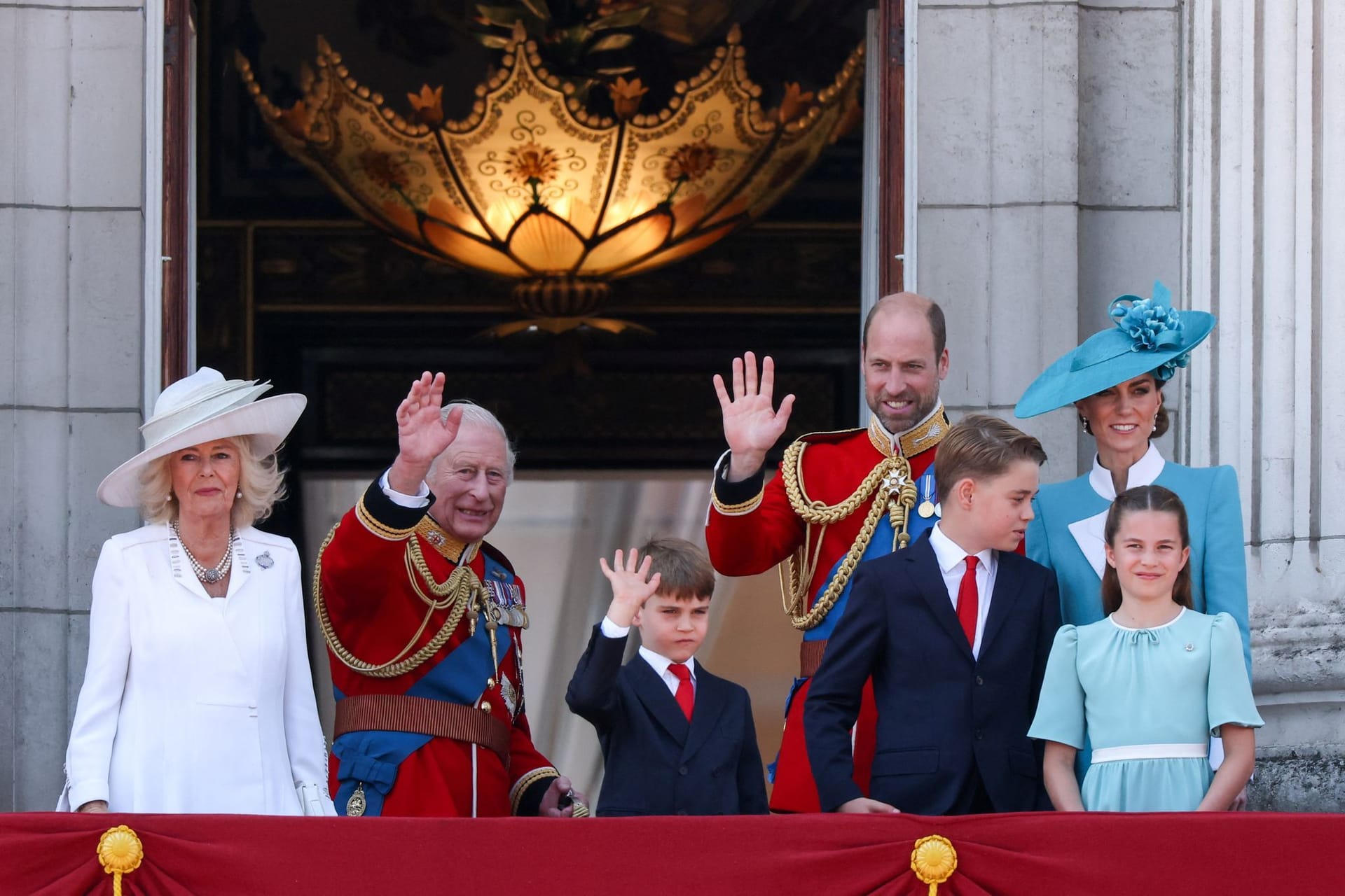 Traditionell beendete die Royal Family Trooping the Colour mit einem Auftritt auf dem Balkon des Buckingham-Palasts.