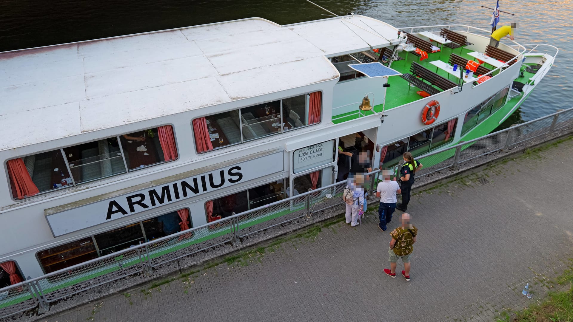 Das Ausflugsschiff "Arminius" legt nach dem Unfall an: Einsatzkräfte kümmerten sich um die Passagiere.