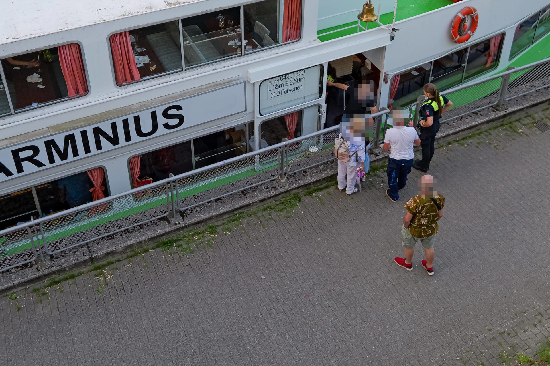 Das Ausflugsschiff "Arminius" legt nach dem Unfall an: Einsatzkräfte kümmerten sich um die Passagiere.