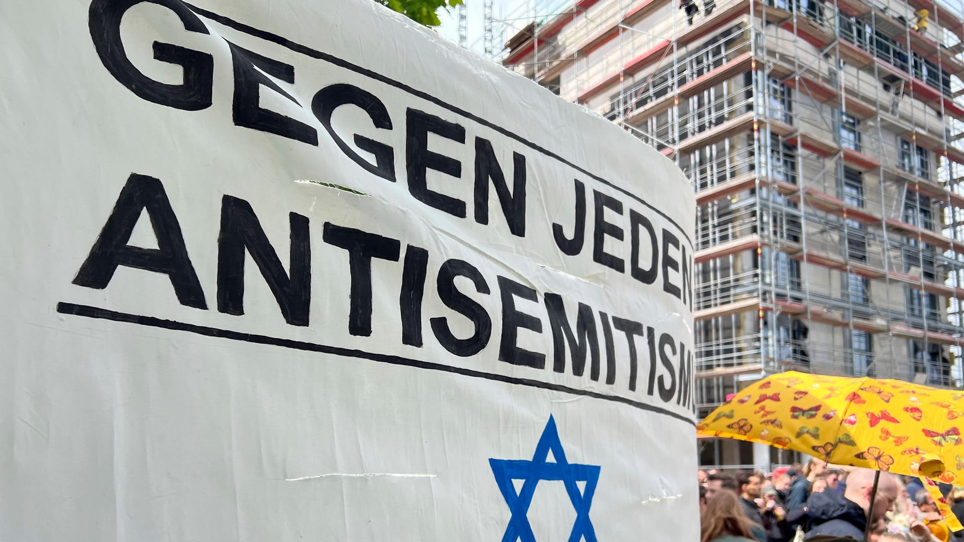 Transparent auf einer antifaschistischen Demonstration: Die Zahl der antisemitischen Vorfälle ist in Deutschland stark angestiegen. Transparent auf einer antifaschistischen Demonstration: Die Zahl der antisemitischen Vorfälle ist in Deutschland stark angestiegen.