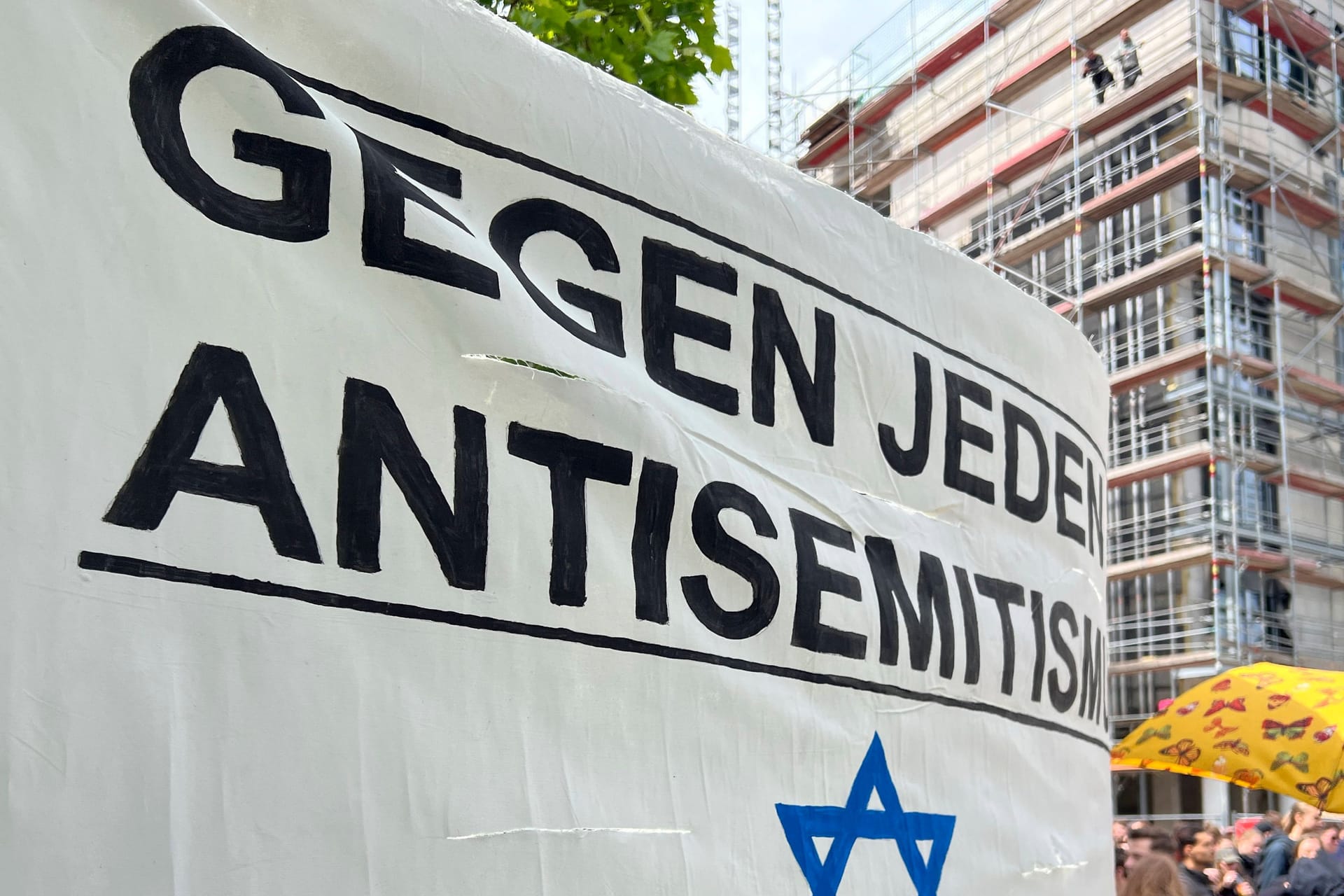 Transparent auf einer antifaschistischen Demonstration: Die Zahl der antisemitischen Vorfälle ist in Deutschland stark angestiegen.