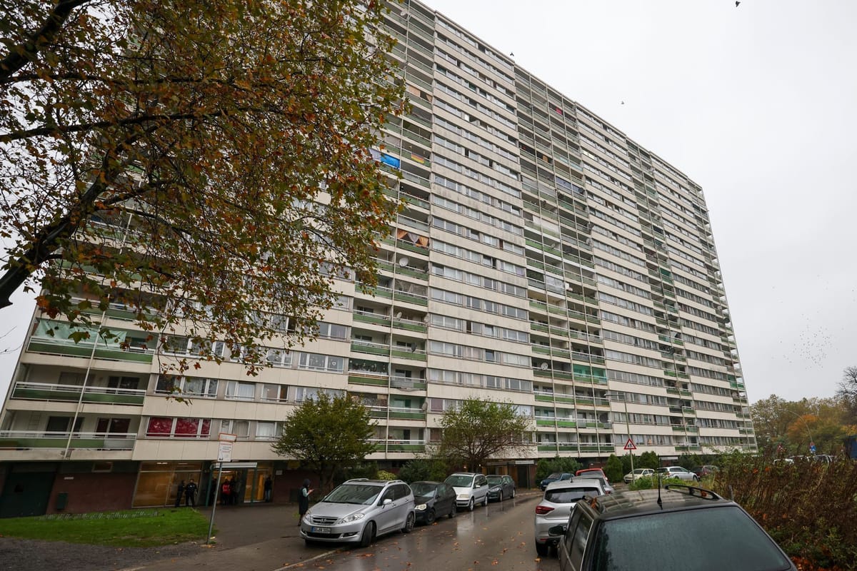 Meldekontrolle durch verschiedene Behörden am Problem-Hochhaus Meldekontrolle durch verschiedene Behörden am Problem-Hochhaus