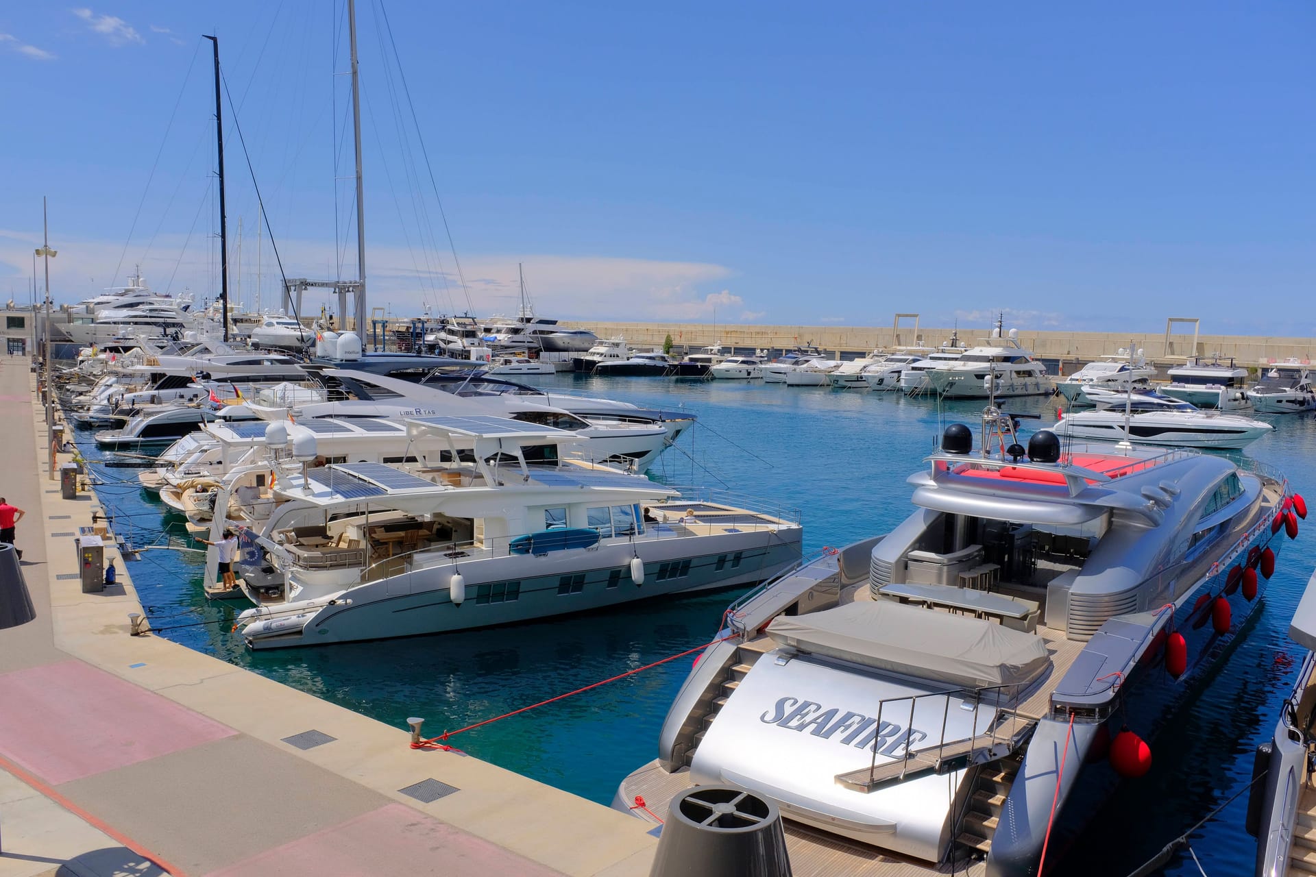 Port Adriano auf Mallorca (Archivbild): Luxusyachten prägen das Bild, ein Motorboot ist am Dienstag explodiert.