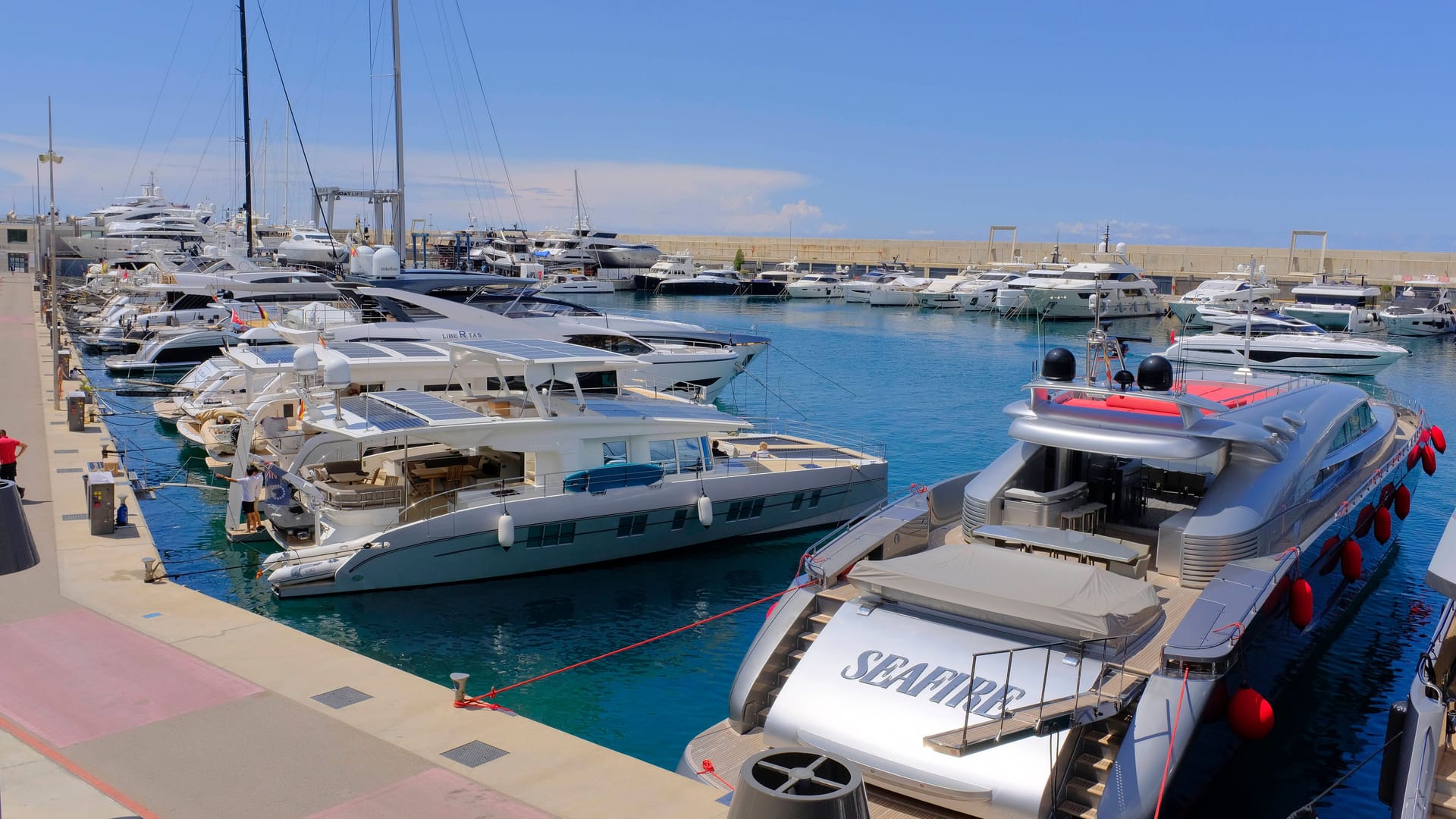 Port Adriano auf Mallorca (Archivbild): Luxusyachten prägen das Bild, ein Motorboot ist am Dienstag explodiert.