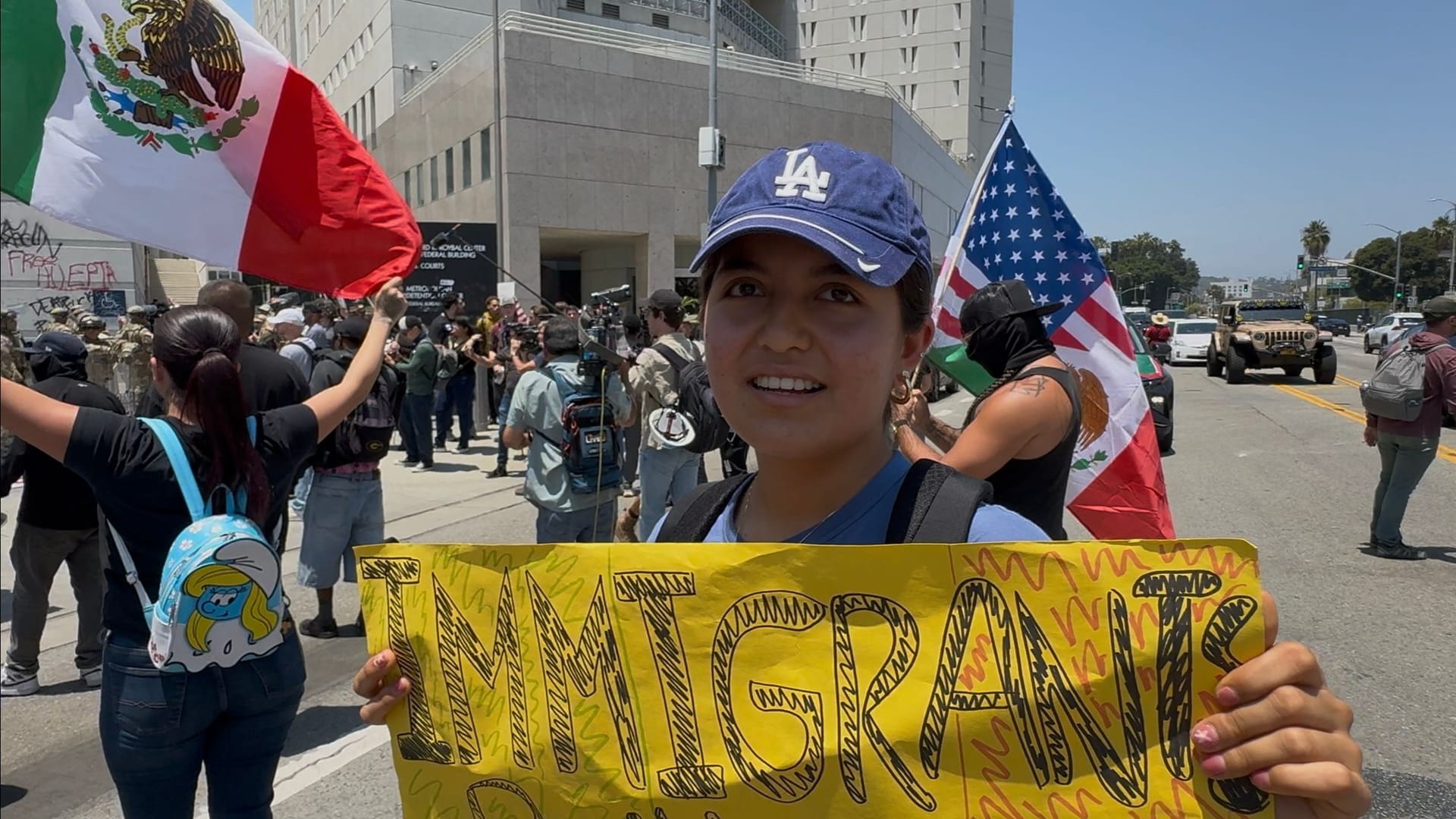 Die Amerikanerin KC steht vor dem Bundesgefängnis in Los Angeles.