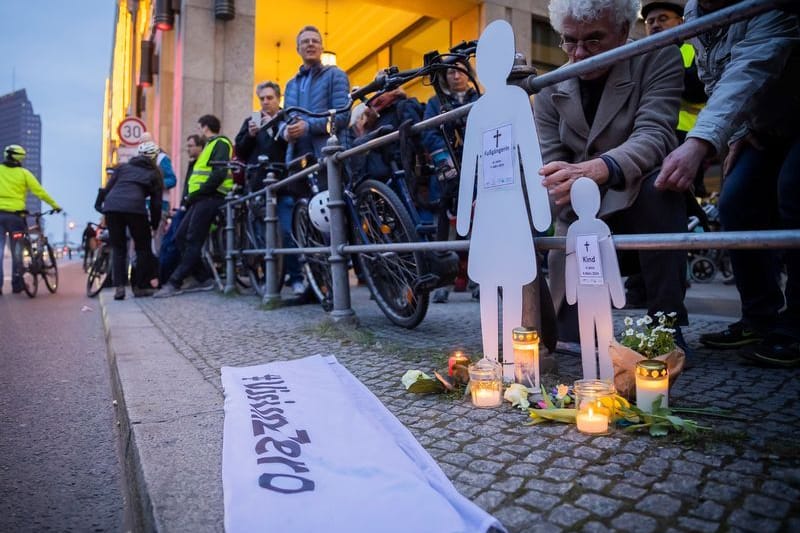 Weiße Silhouetten einer Frau und eines Kindes stehen bei einer Mahnwache an der Leipziger Straße: Der Prozess soll um 9 Uhr beginnen.