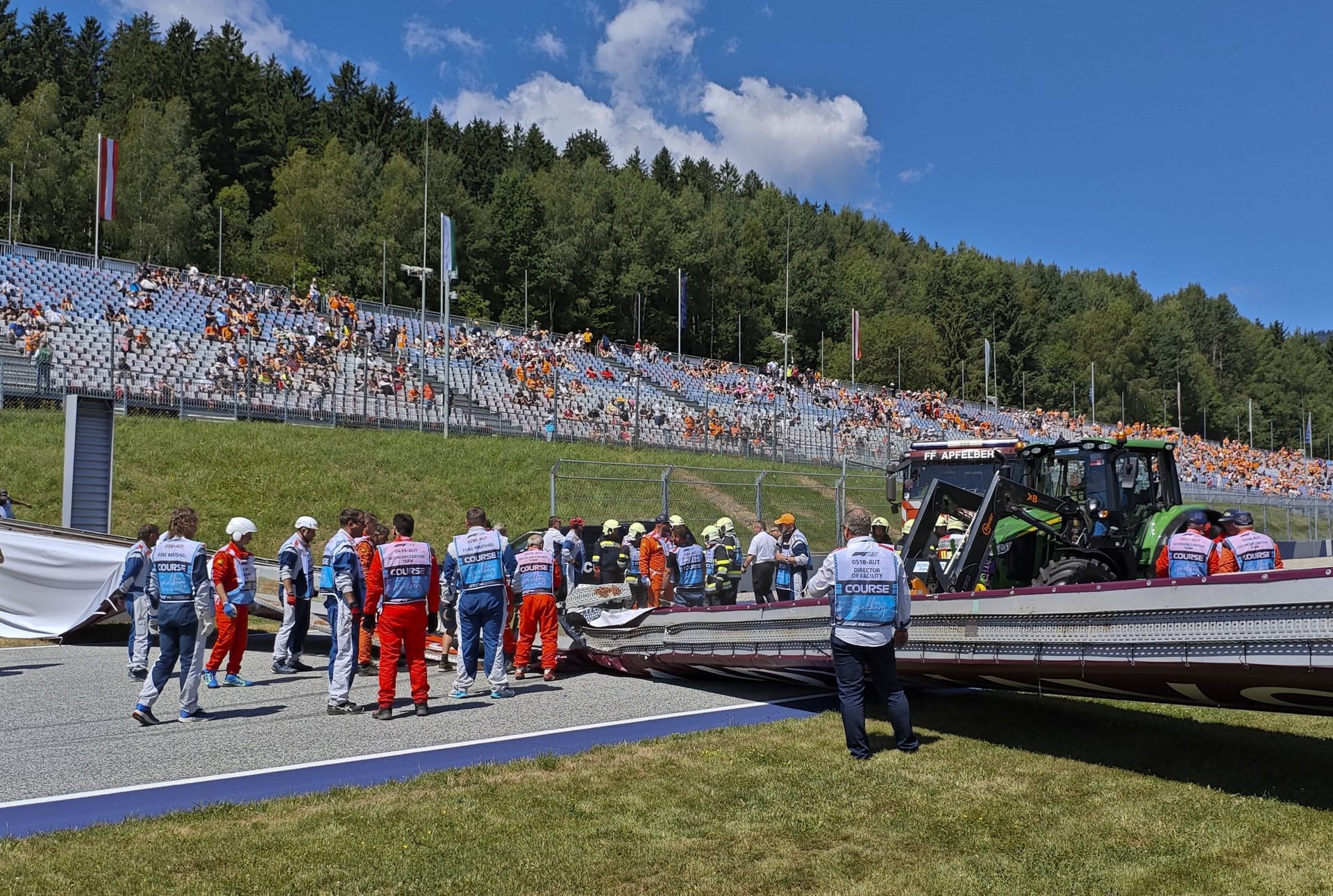 Durch den Unfall wurde der Start des Porsche-Cups verschoben.