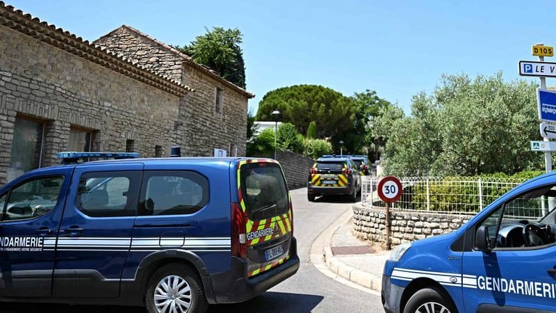 Französische Gendarmen in der Nähe des Tatorts: Zwei Menschen starben.
