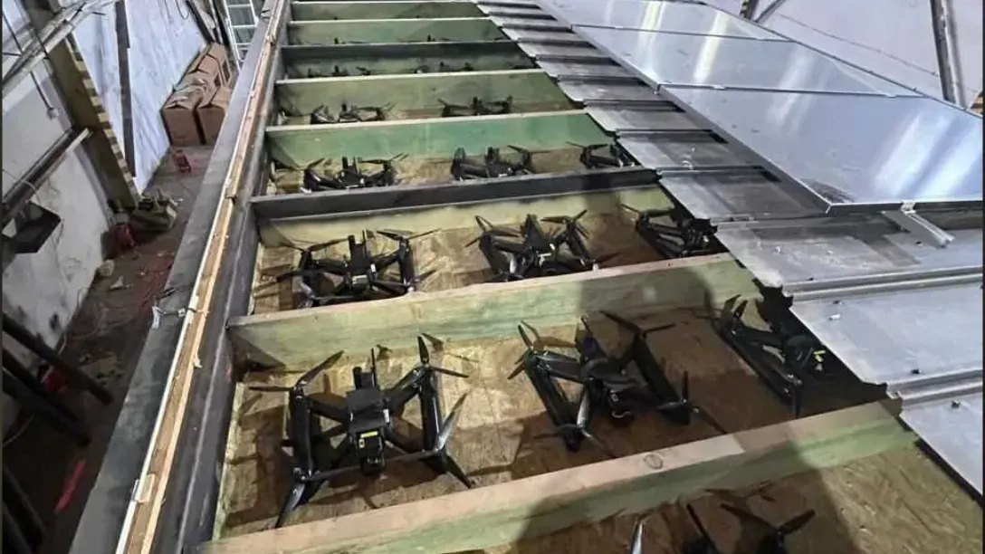 Bilder des ukrainischen Geheimdiensts zeigen Drohnen, die in dem Dach eines Holzhauses versteckt werden, das per LKW transportiert wurde.