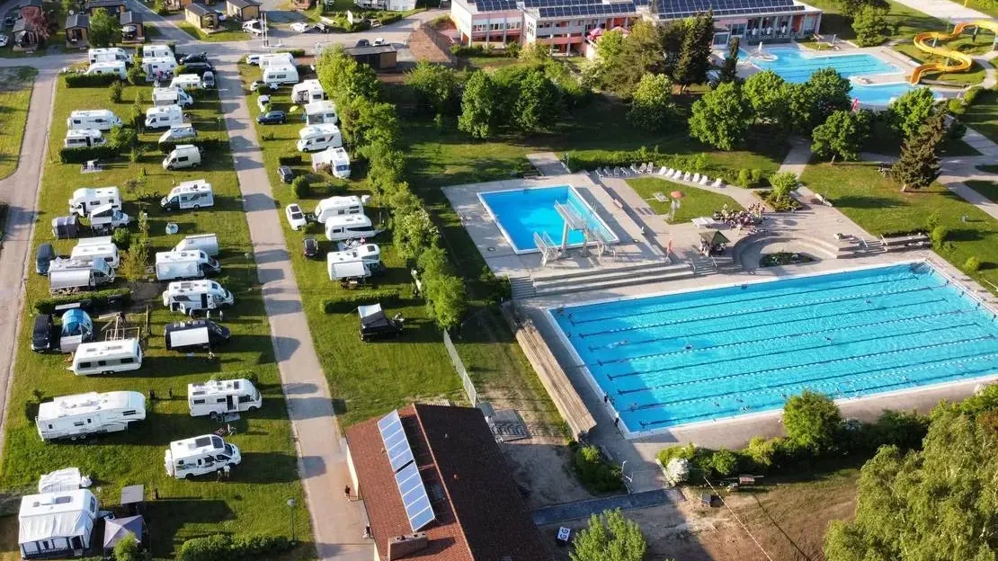 Campingpark Nabburg in der Oberpfalz: Der Stellplatz liegt direkt an der Naab und grenzt an das öffentliche Freibad Perschen – ein Pluspunkt für sommerliche Aufenthalte.