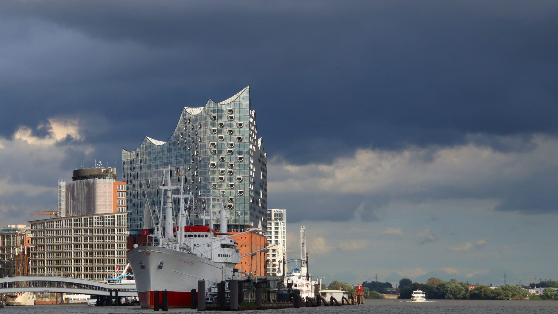 Dunkle Wolken über der Elbphilharmonie und das Museumsschiff Cap San Diego: Das Wetter im Norden bleibt wechselhaft. Dunkle Wolken über der Elbphilharmonie und das Museumsschiff Cap San Diego: Das Wetter im Norden bleibt wechselhaft.