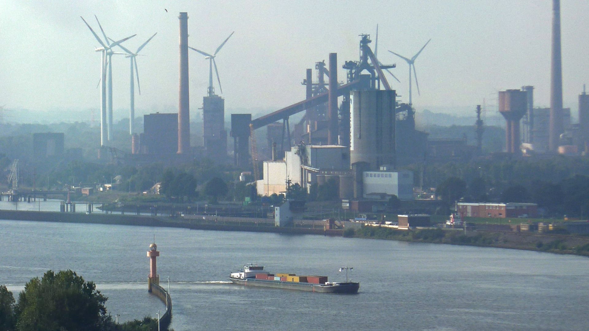 Blick auf das Stahlwerk von ArcelorMittal in Bremen (Archivbild): Der Umbau hin zu einer klimafreundlichen Produktion wurde gestoppt.