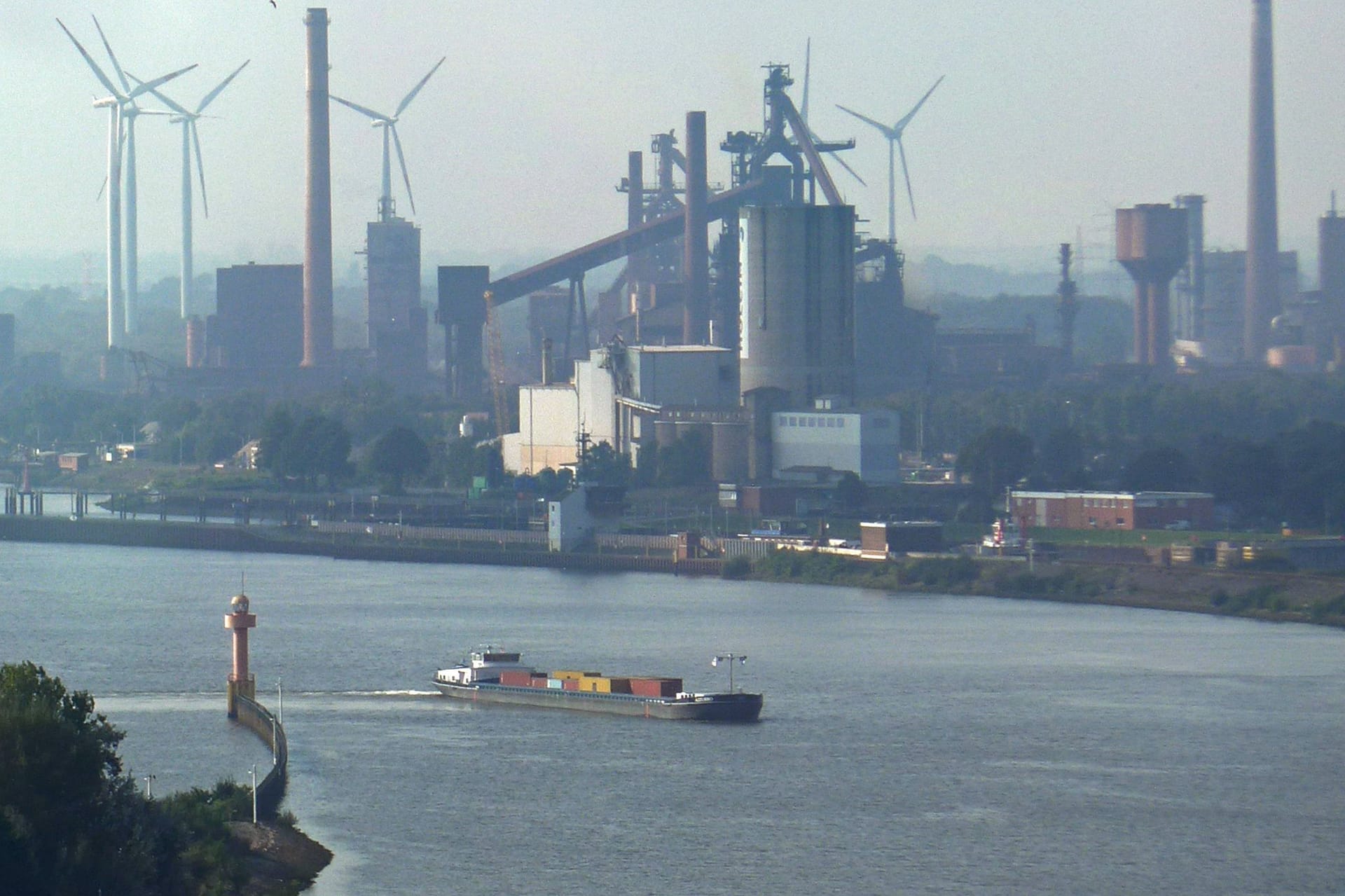 Blick auf das Stahlwerk von ArcelorMittal in Bremen (Archivbild): Der Umbau hin zu einer klimafreundlichen Produktion wurde gestoppt.