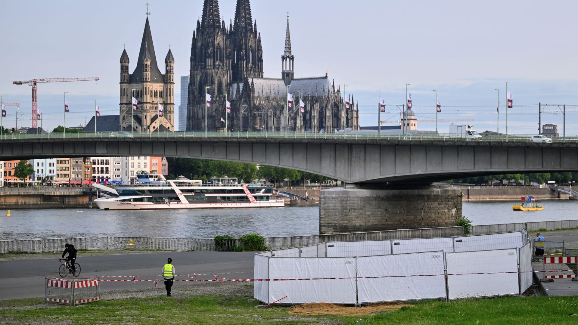 Eine der Fundstellen am Rhein in Köln: Am Montag waren im Stadtteil Deutz drei Bomben aus dem Zweiten Weltkrieg entdeckt worden.
