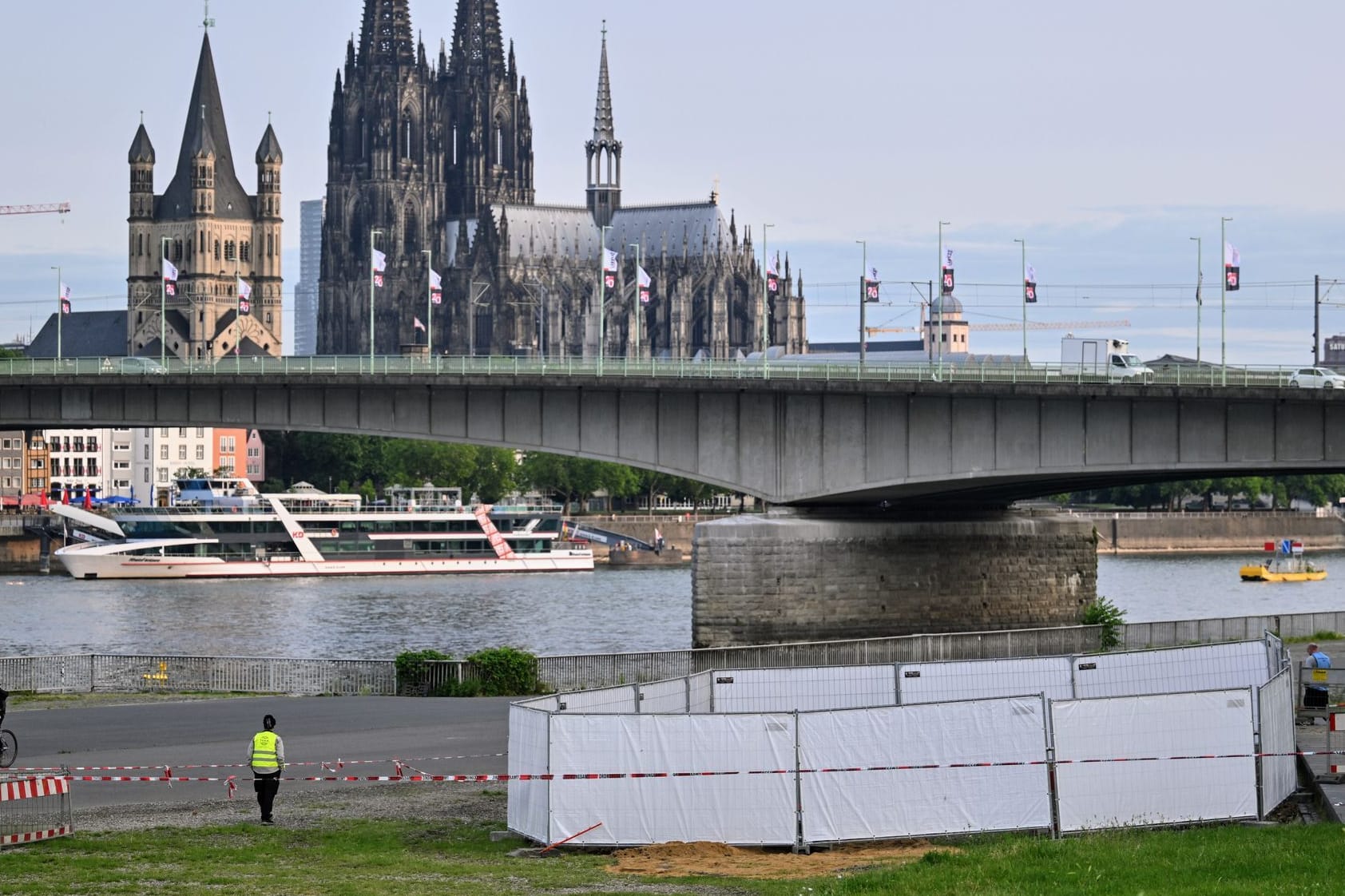 Eine der Fundstellen am Rhein in Köln: Am Montag waren im Stadtteil Deutz drei Bomben aus dem Zweiten Weltkrieg entdeckt worden.