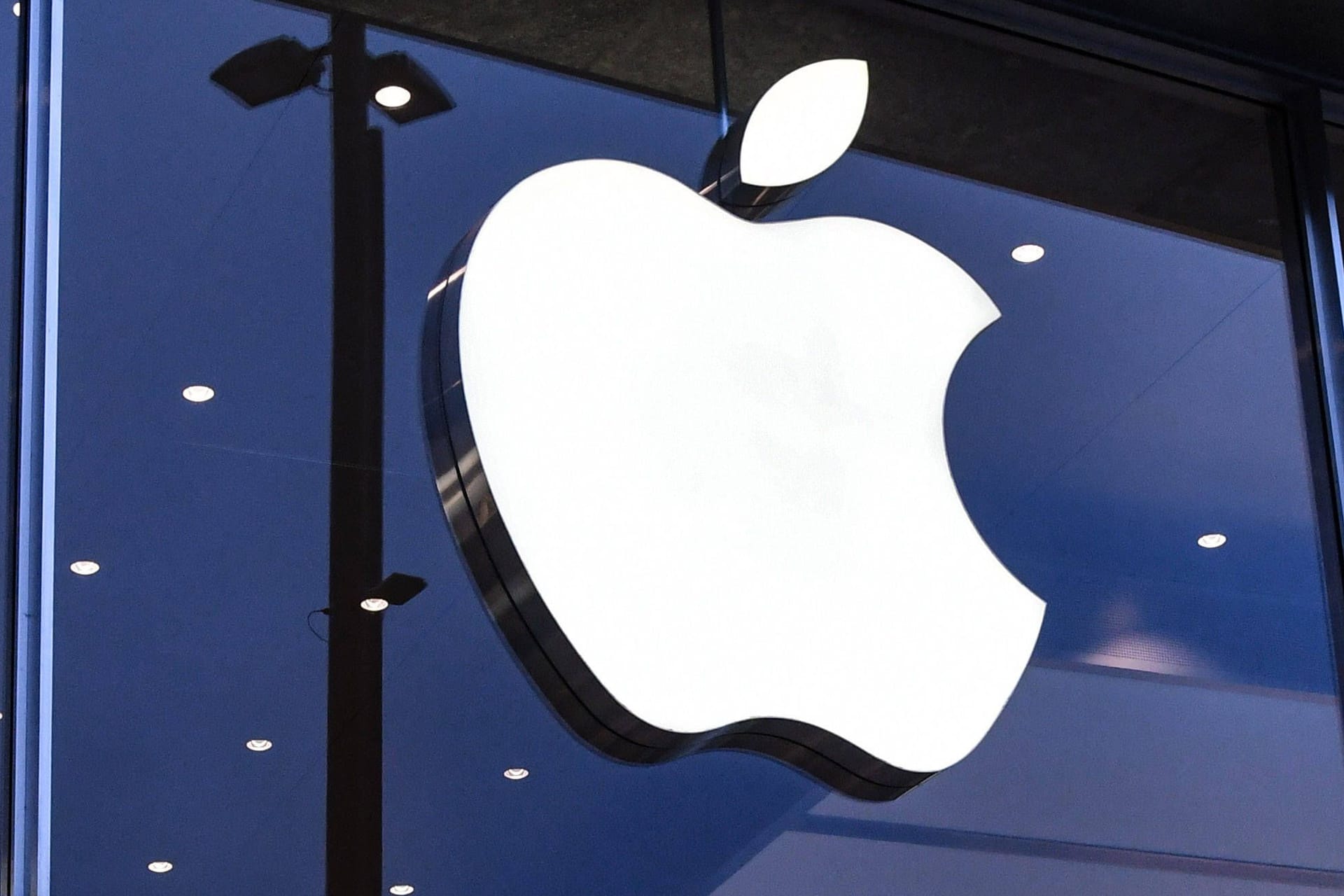 Apple-Logo an der Außenfassade des Apple-Stores am Jungfernstieg (Symbolfoto): Am Montag wird es dort eine für den Konzern neue Aktion geben.